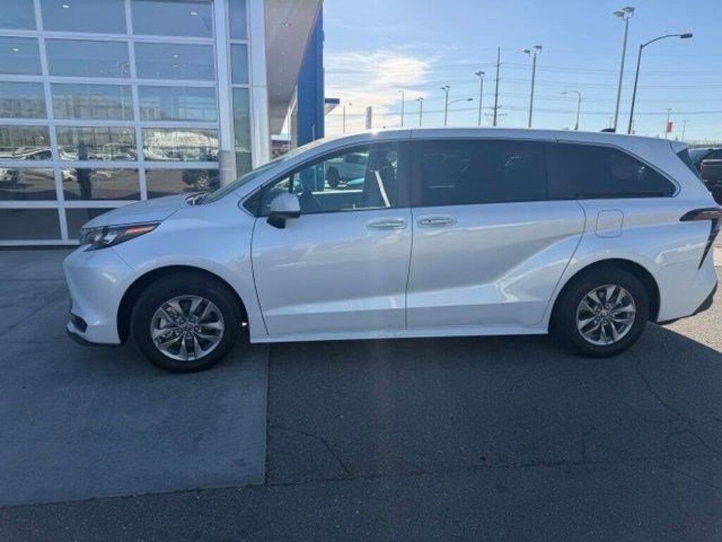 Used 2023 Toyota Sienna XLE XLE AWD 7-Passenger