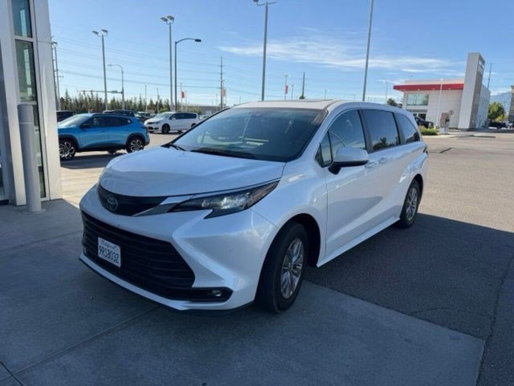 Used 2023 Toyota Sienna XLE XLE AWD 7-Passenger