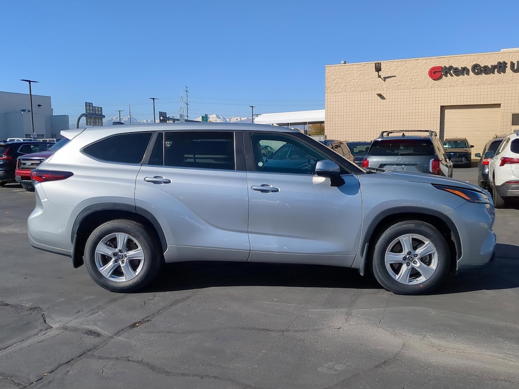 Used 2024 Toyota Highlander LE SUV