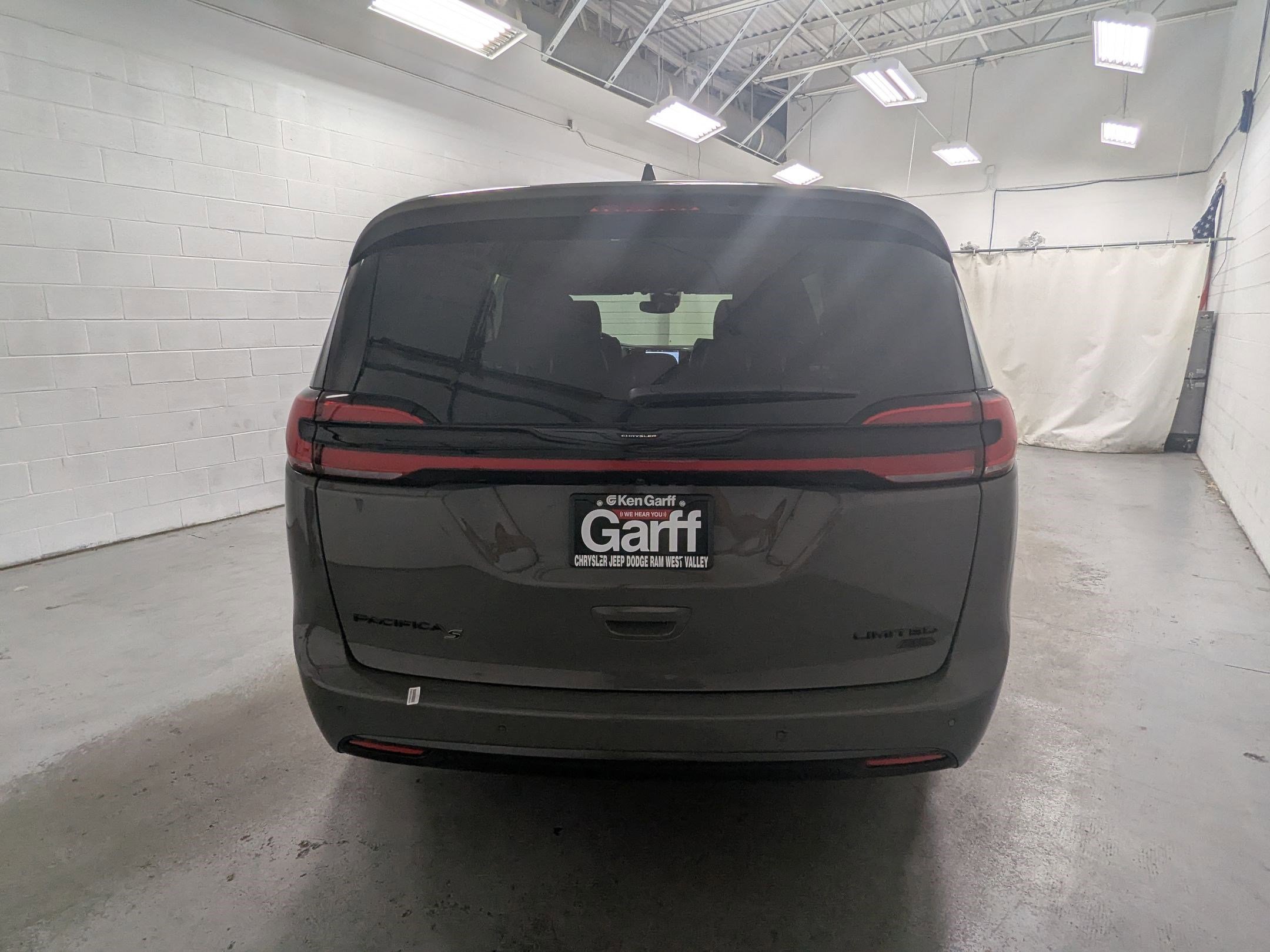 2025 Chrysler Pacifica Limited photo 3