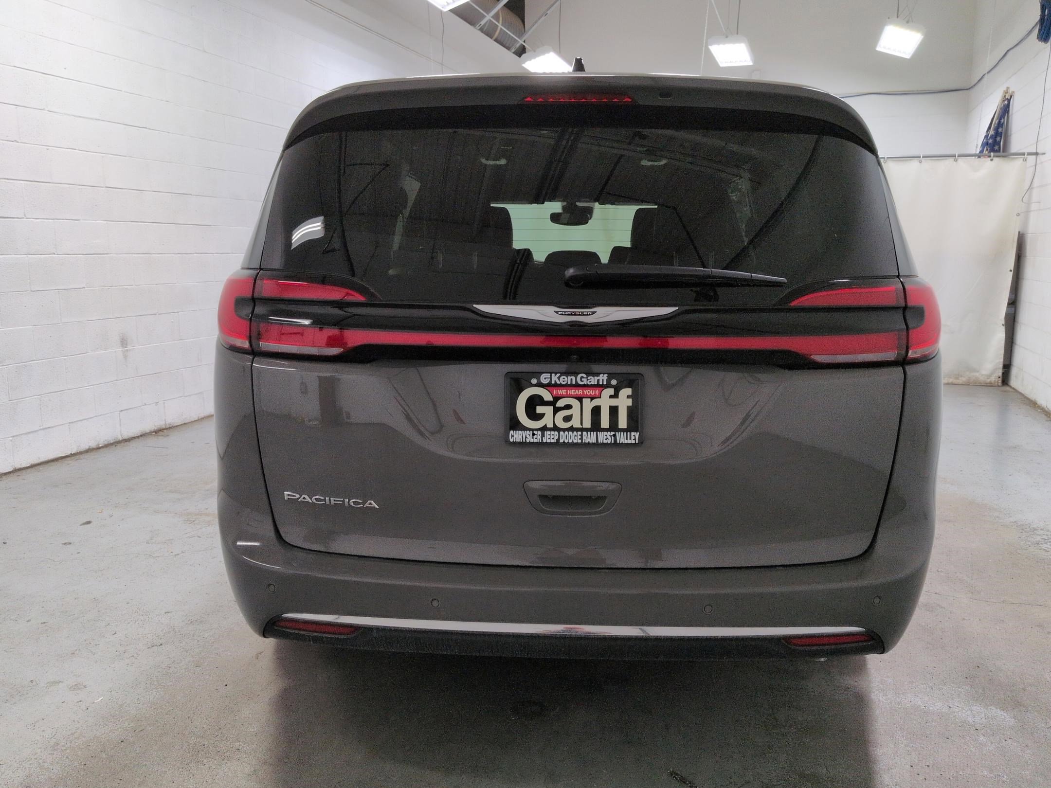 2025 Chrysler Pacifica photo 3