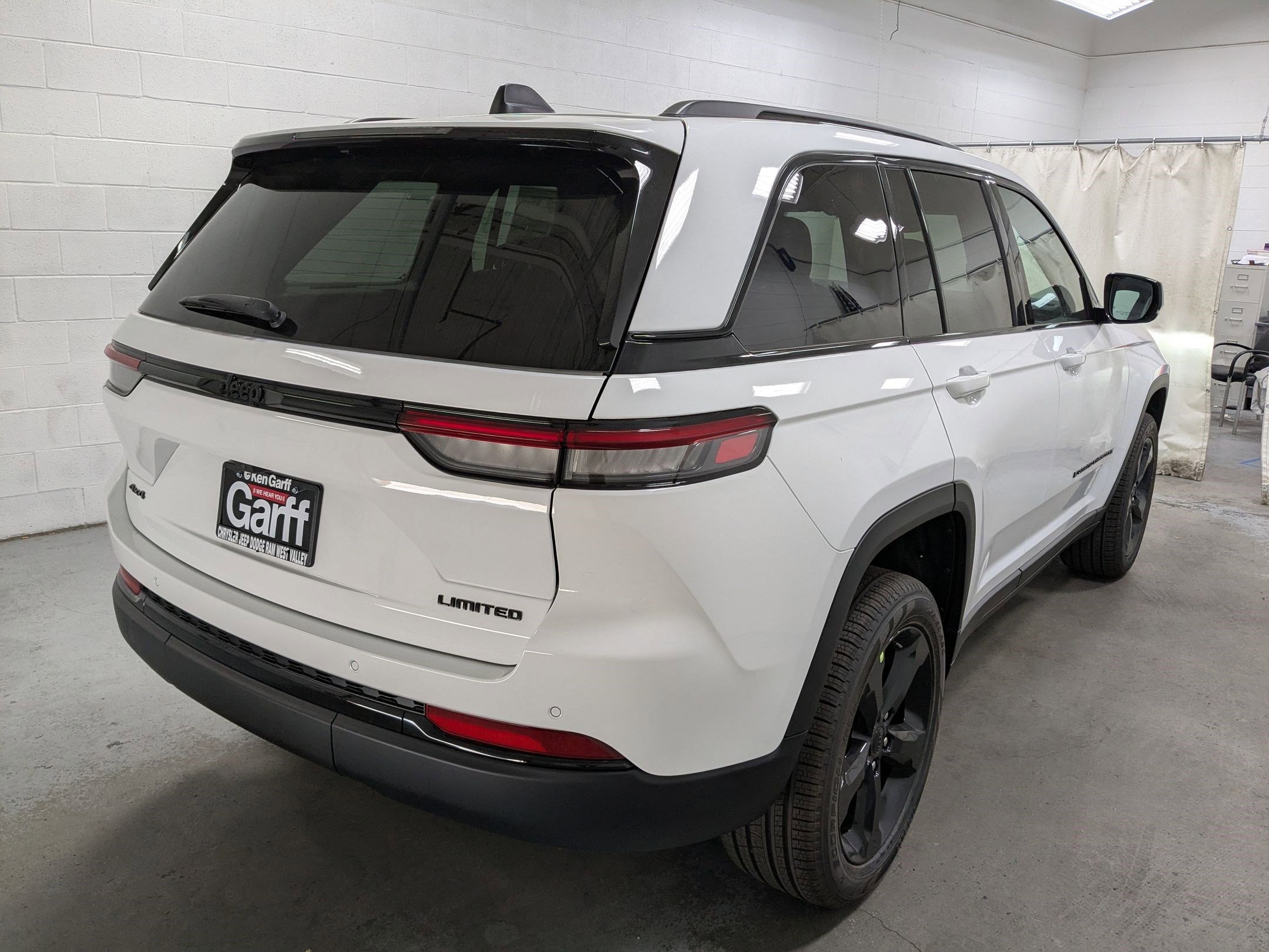 2025 Jeep Grand Cherokee Limited photo 2