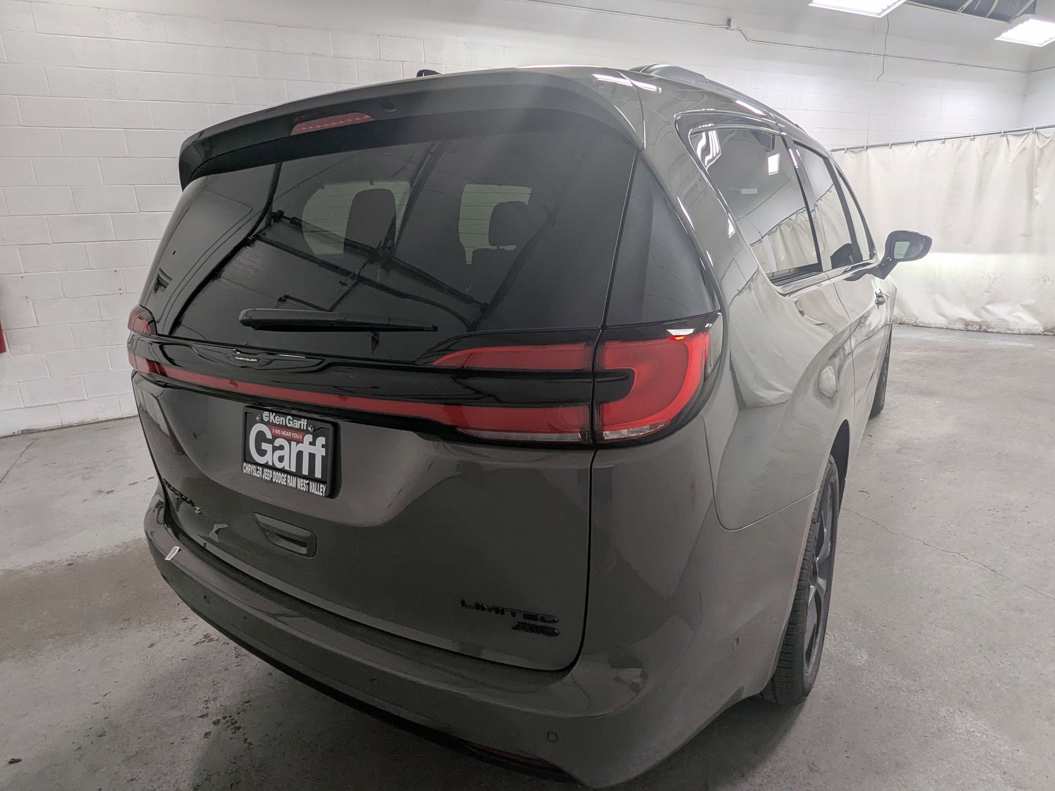 2025 Chrysler Pacifica Limited photo 2