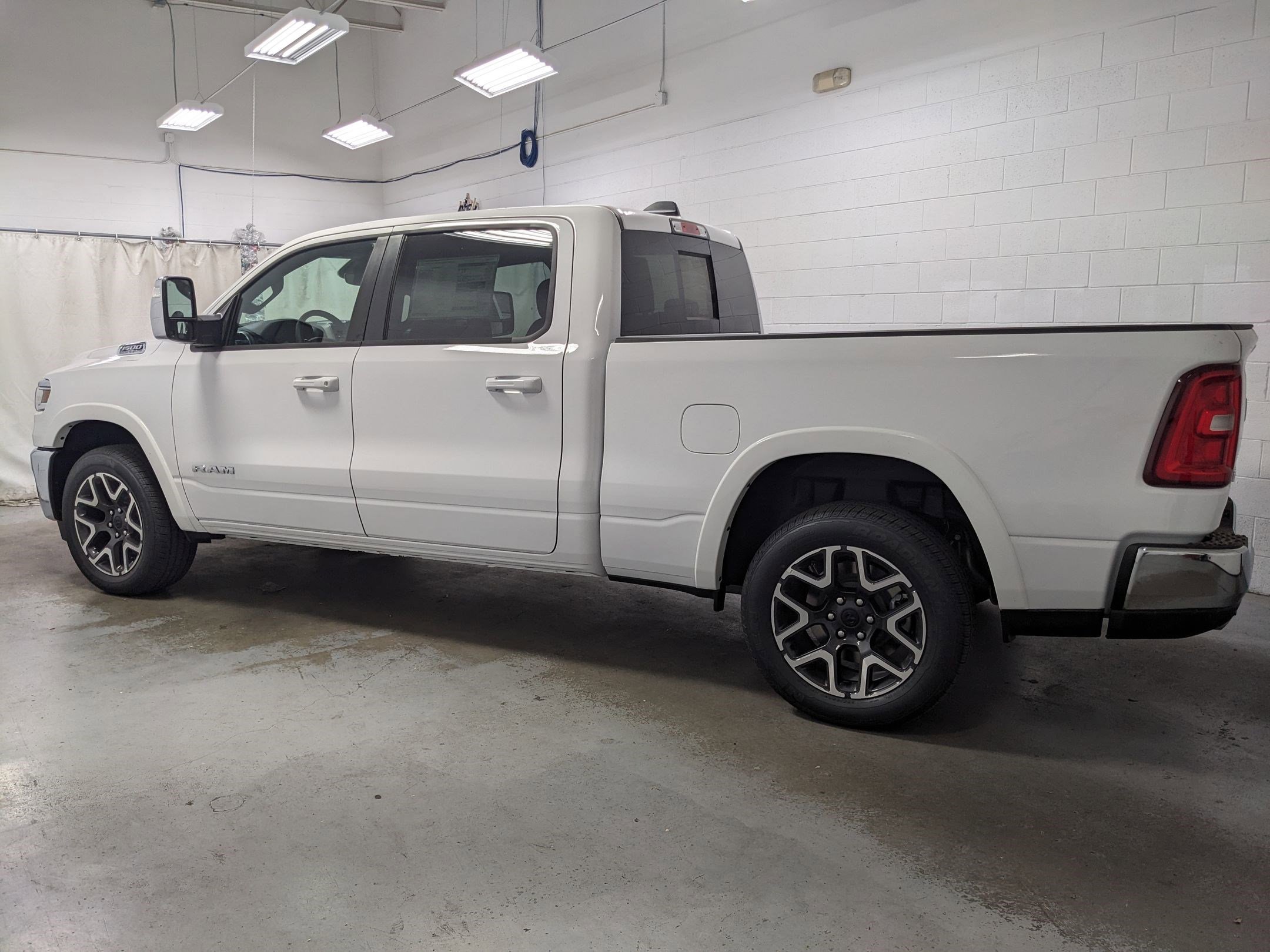 2025 Ram 1500 Laramie photo 4
