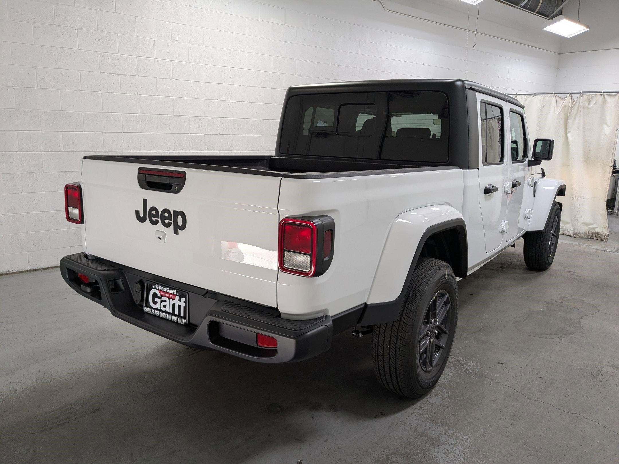 2025 Jeep Gladiator Sport S photo 3
