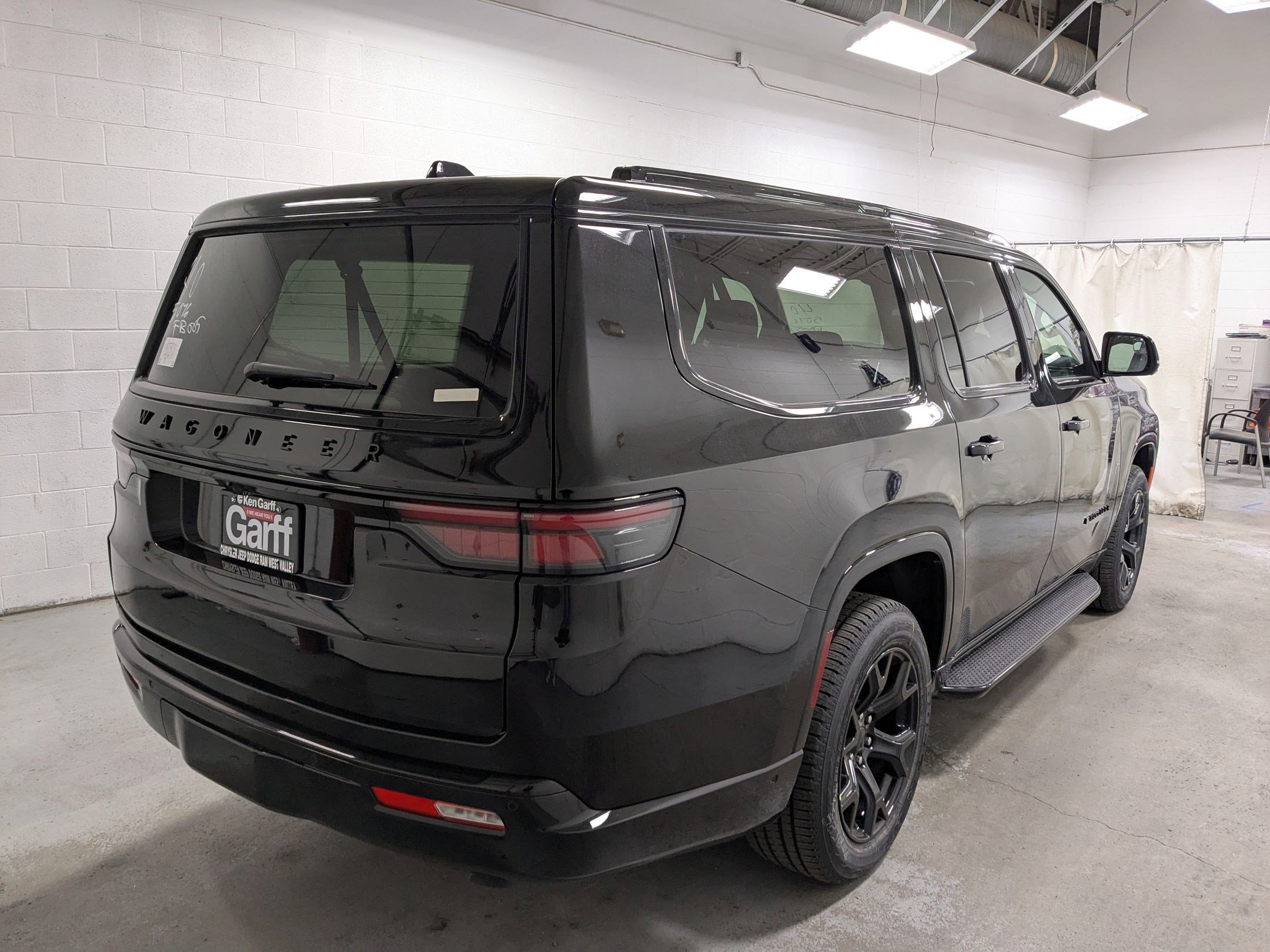 2025 Jeep Wagoneer L Series II Carbide photo 3