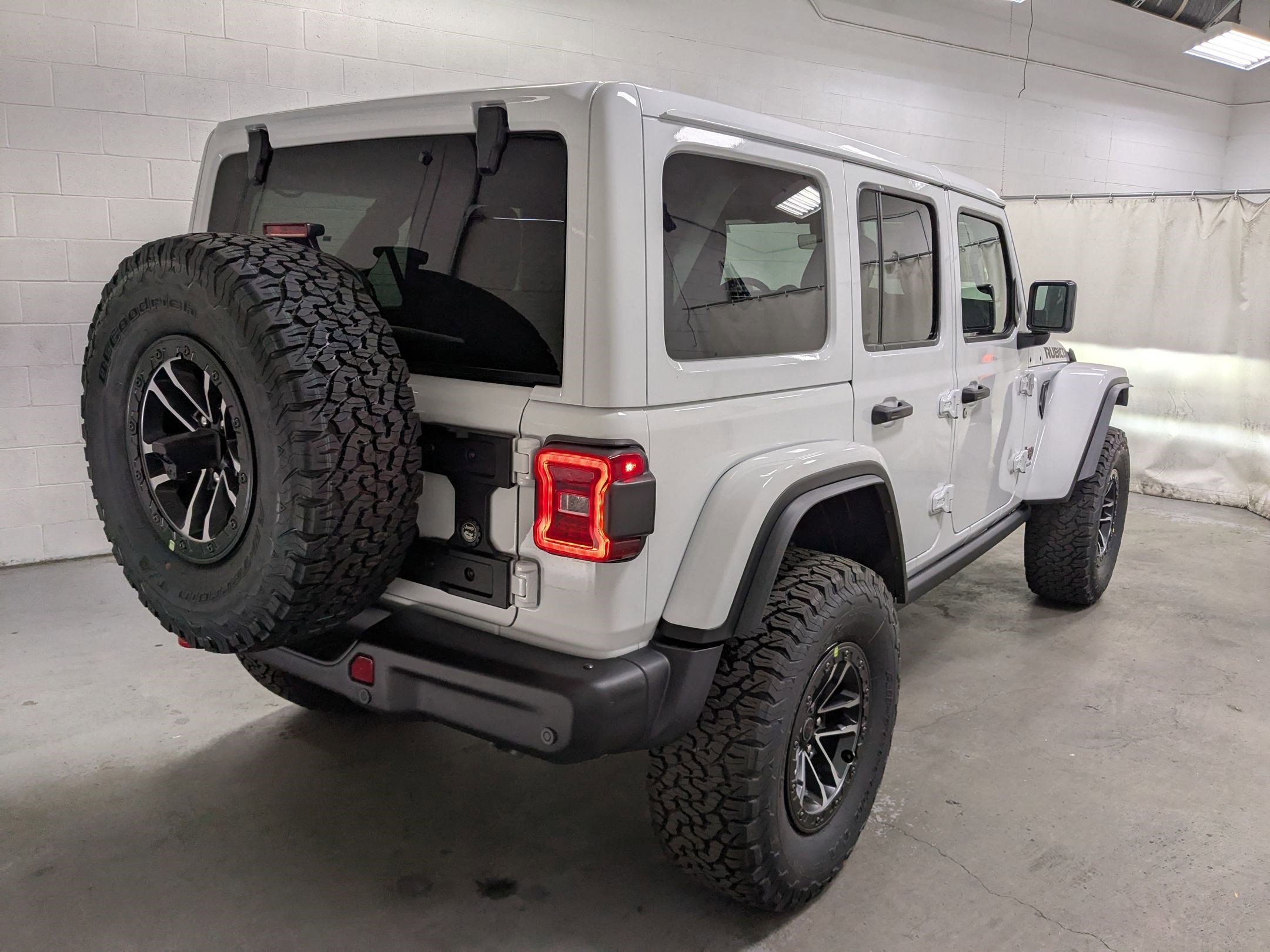 2025 Jeep Wrangler Rubicon X photo 2