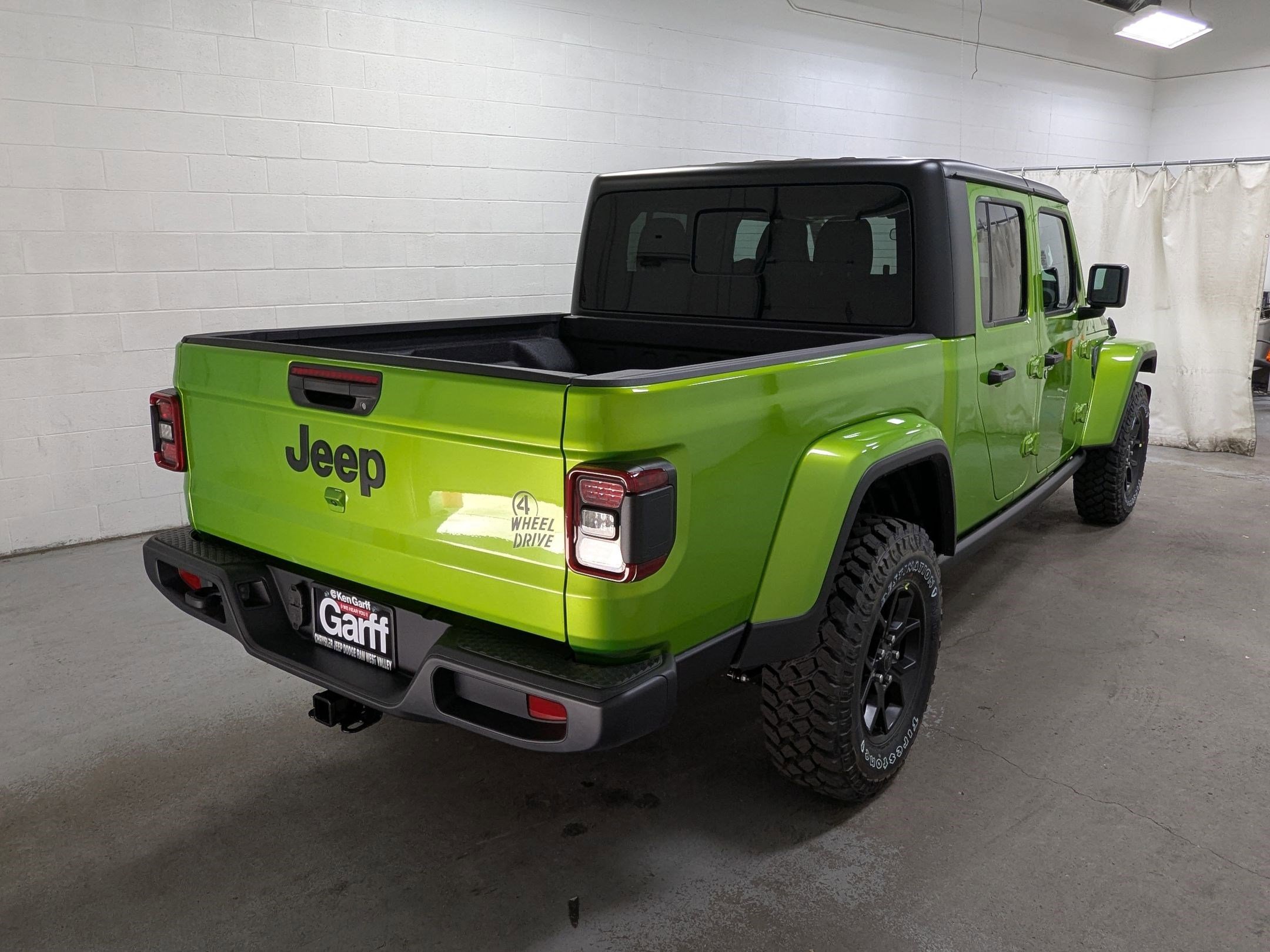 2025 Jeep Gladiator Willys photo 3