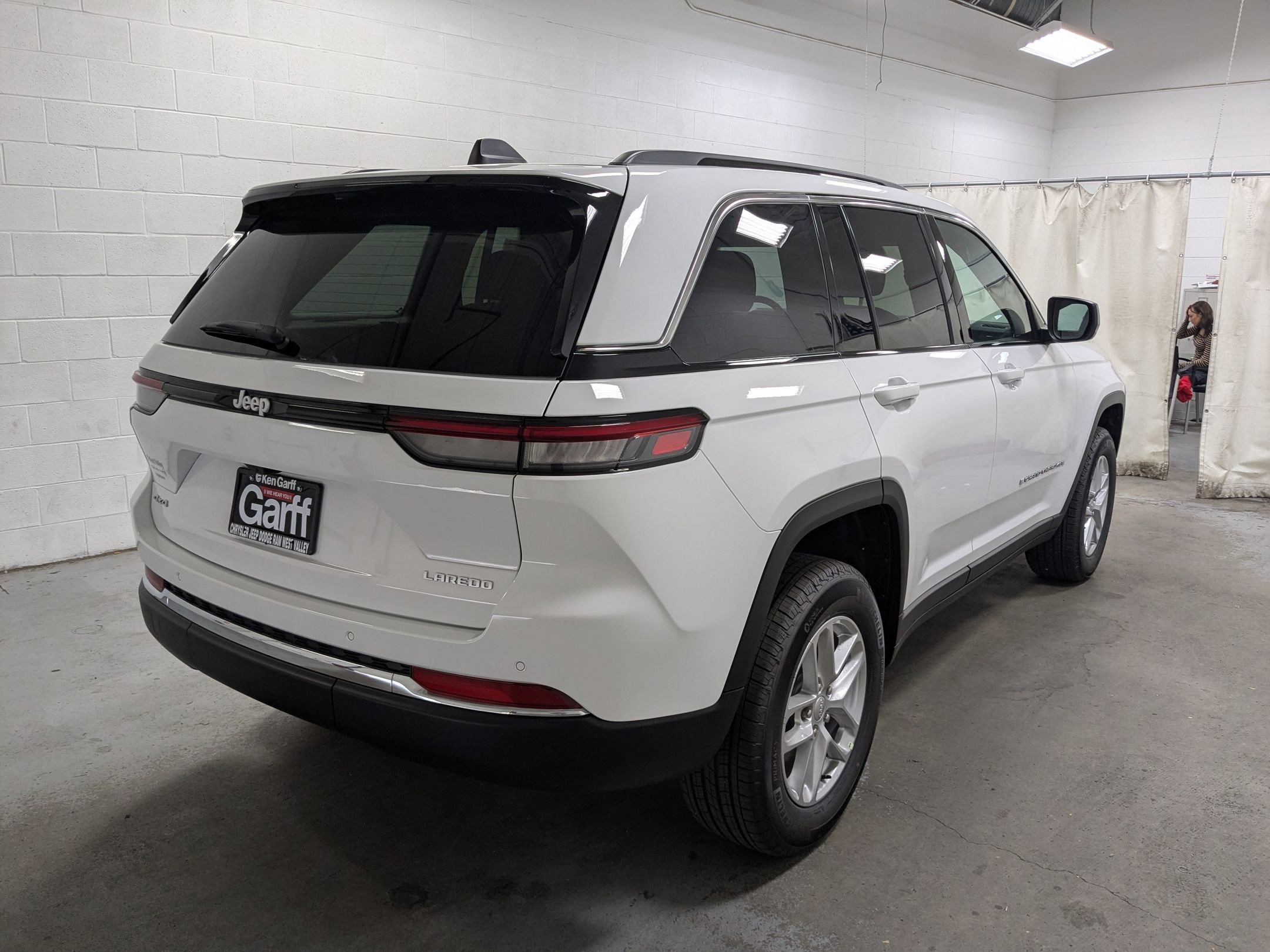 2025 Jeep Grand Cherokee Laredo photo 2