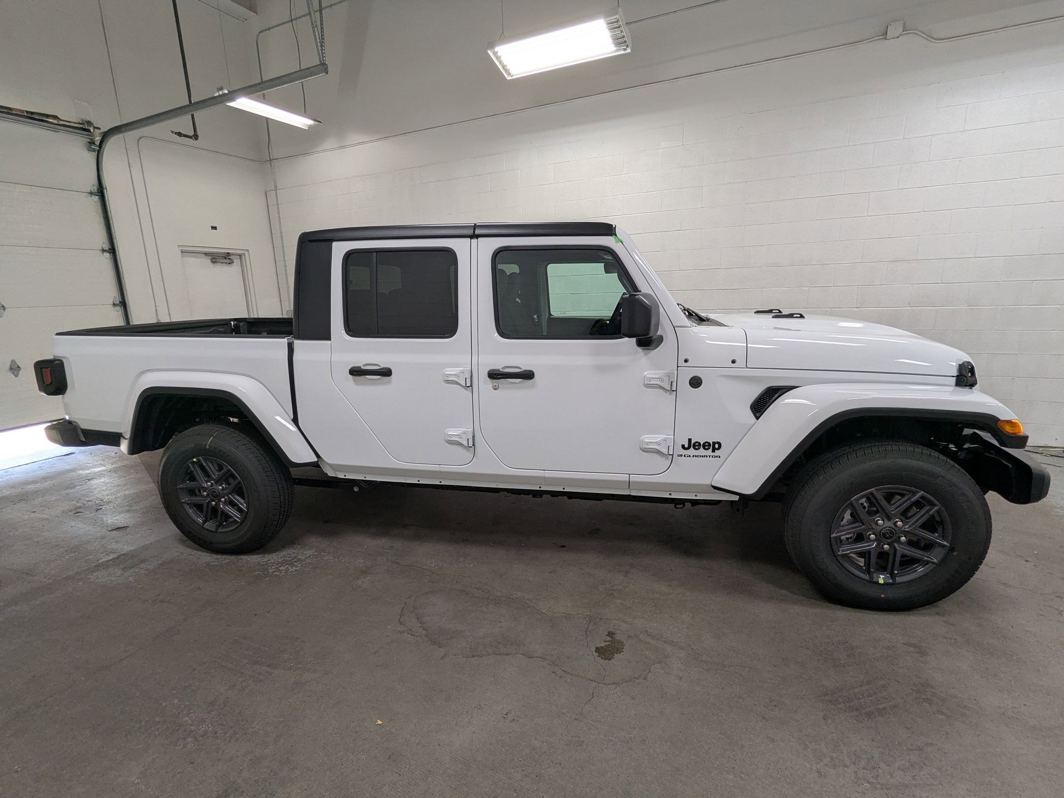 2025 Jeep Gladiator Sport S photo 2