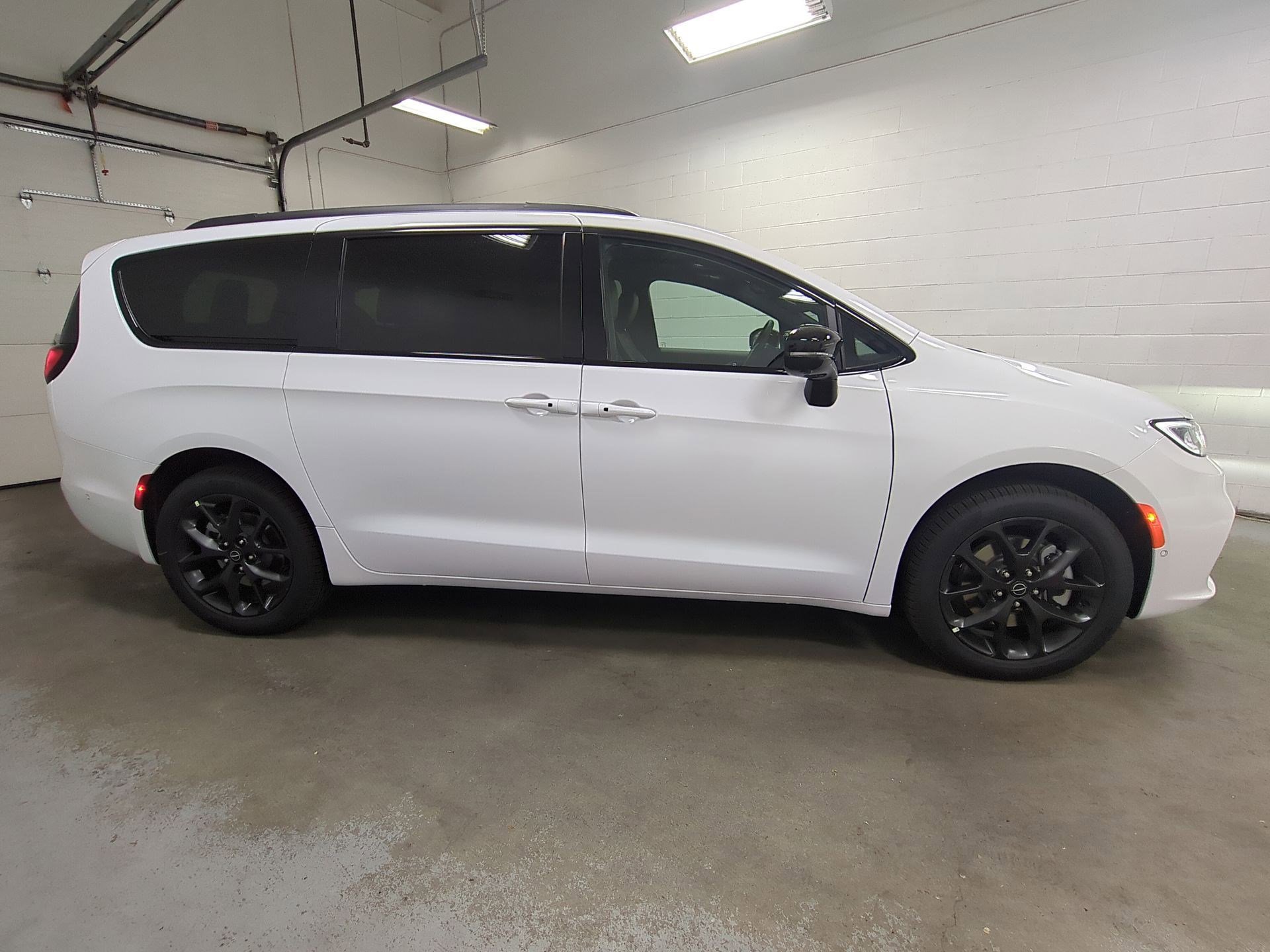 2025 Chrysler Pacifica Limited photo 2