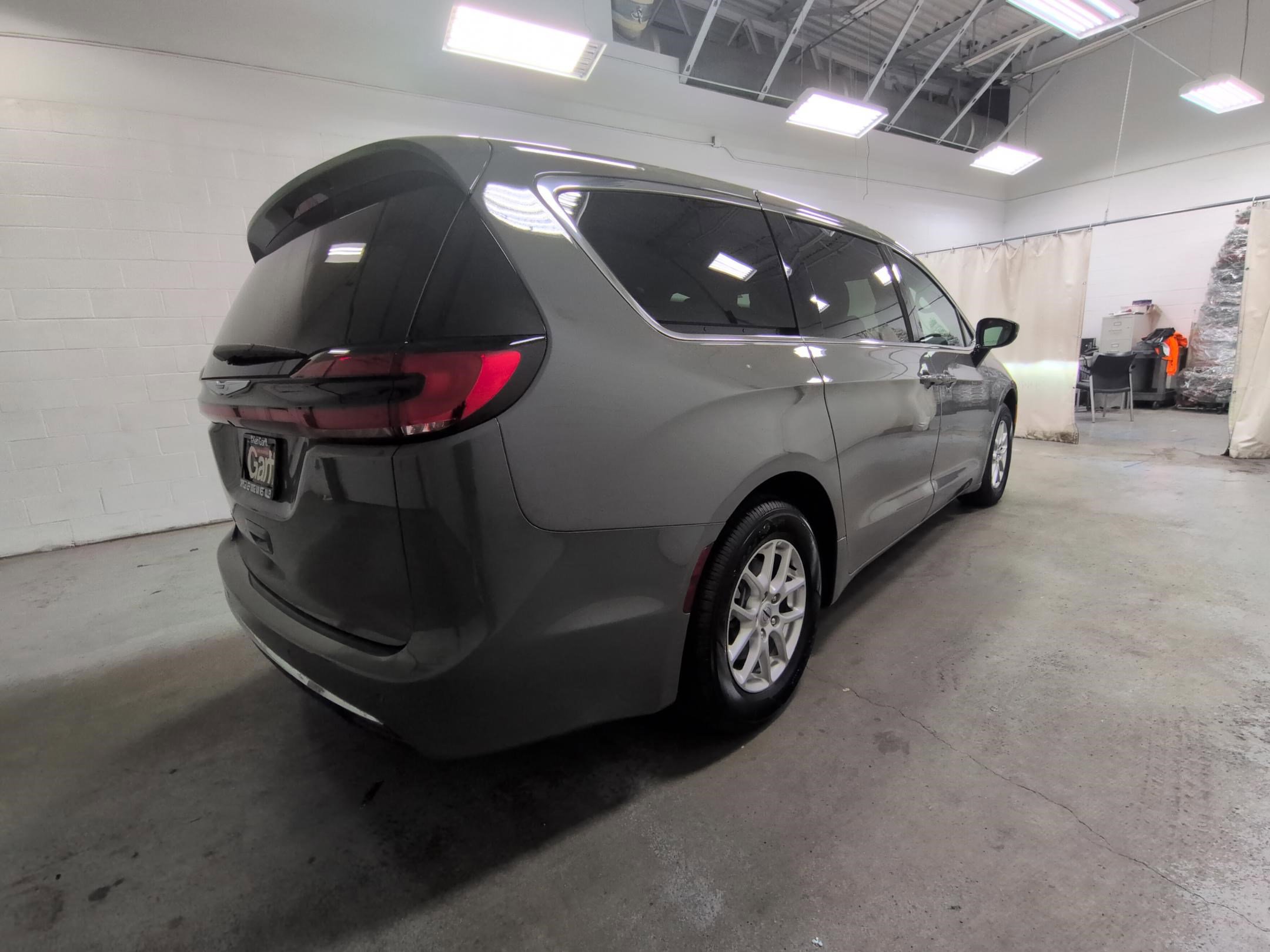 2025 Chrysler Pacifica photo 2