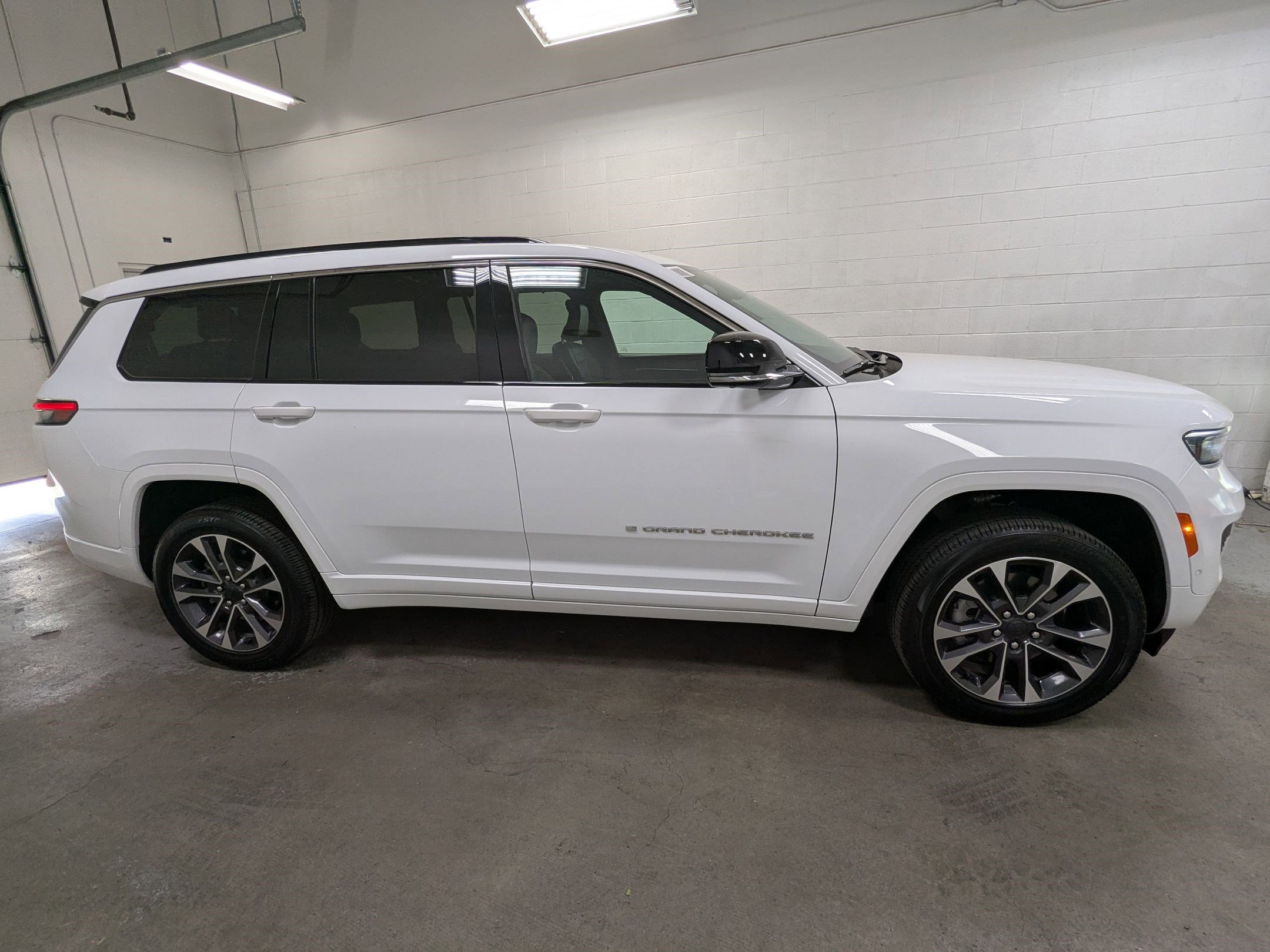 2024 Jeep Grand Cherokee Overland photo 2