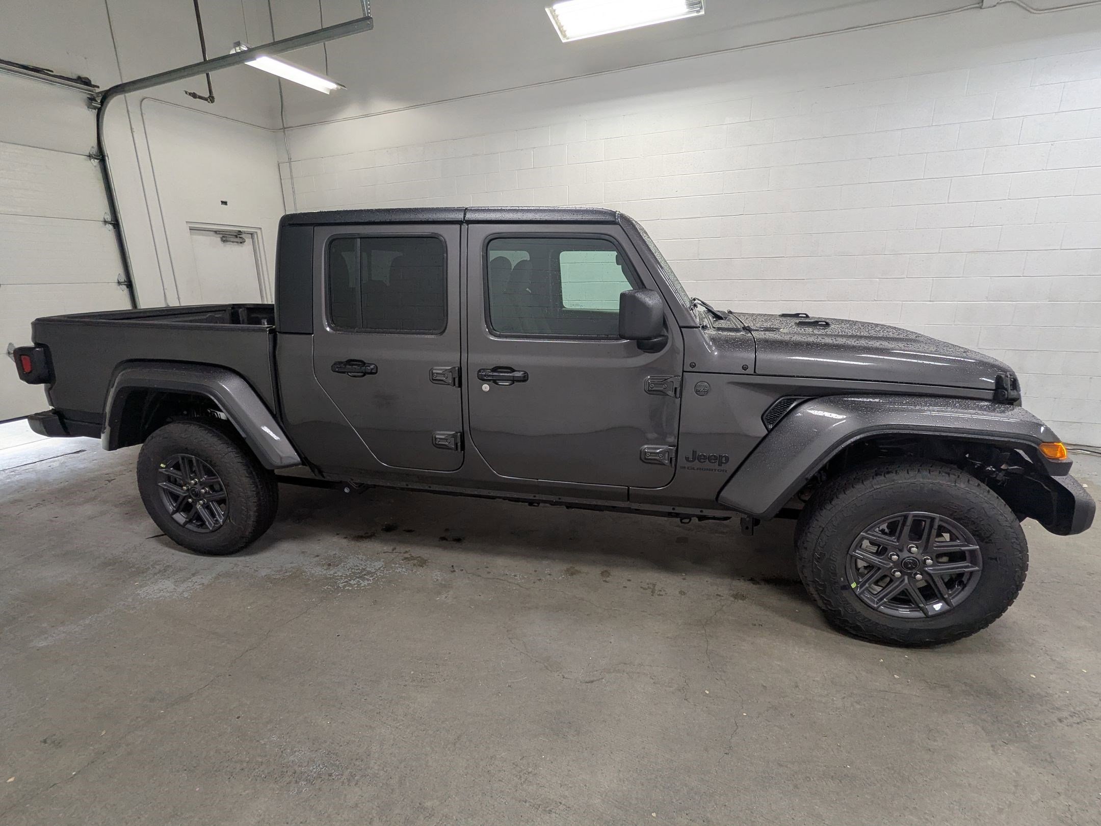 2025 Jeep Gladiator Sport S photo 2