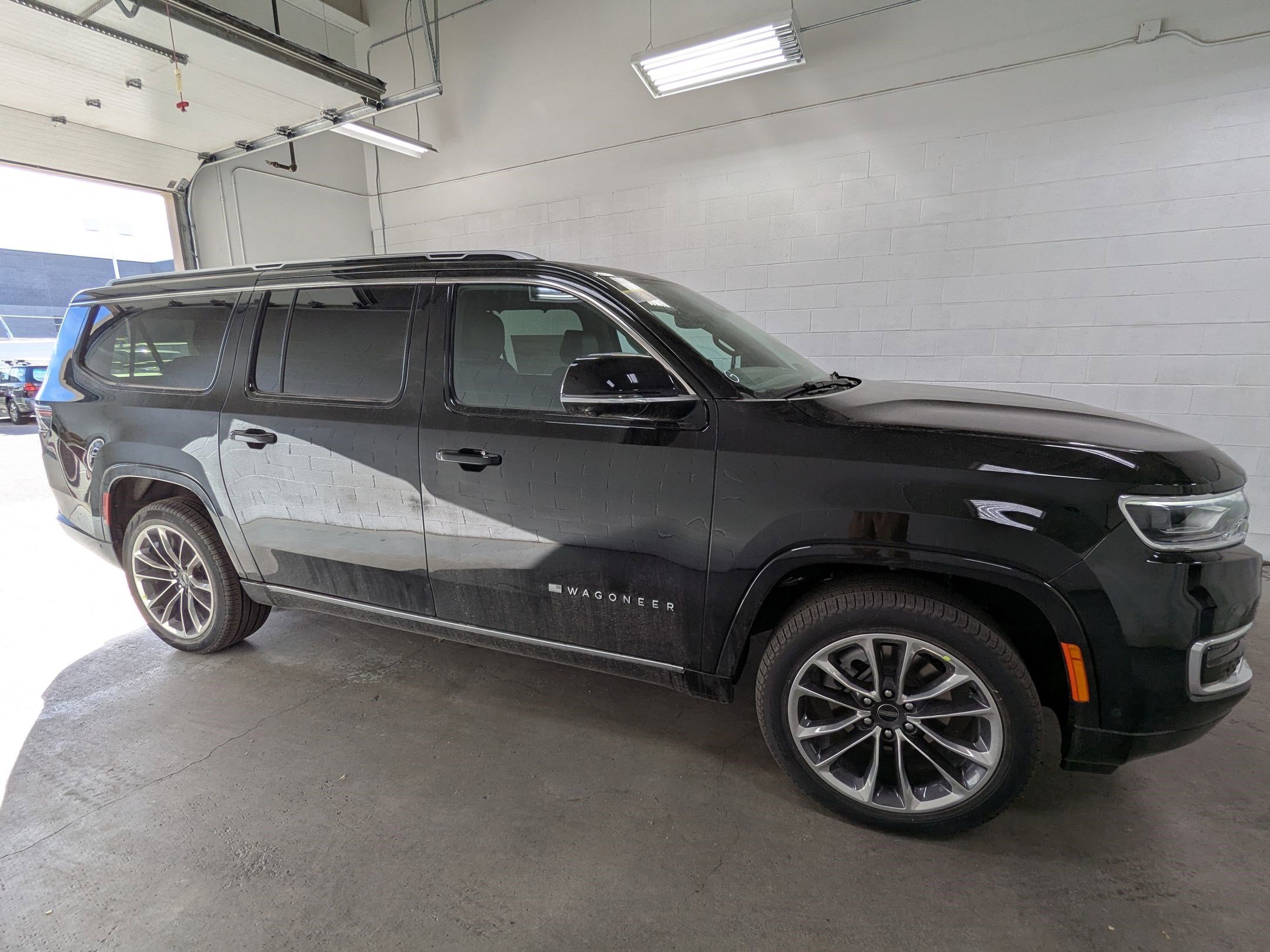 2025 Jeep Wagoneer L Series III photo 2
