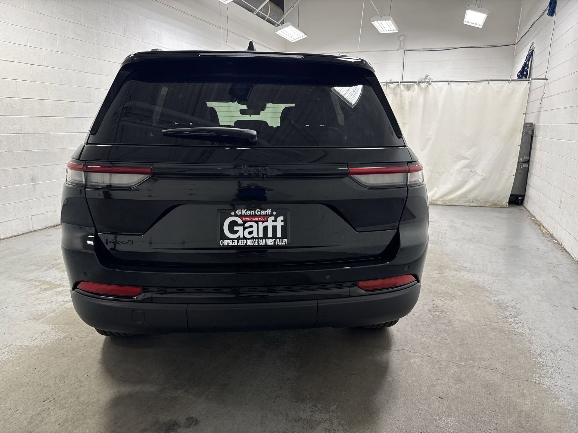 2025 Jeep Grand Cherokee Laredo photo 2