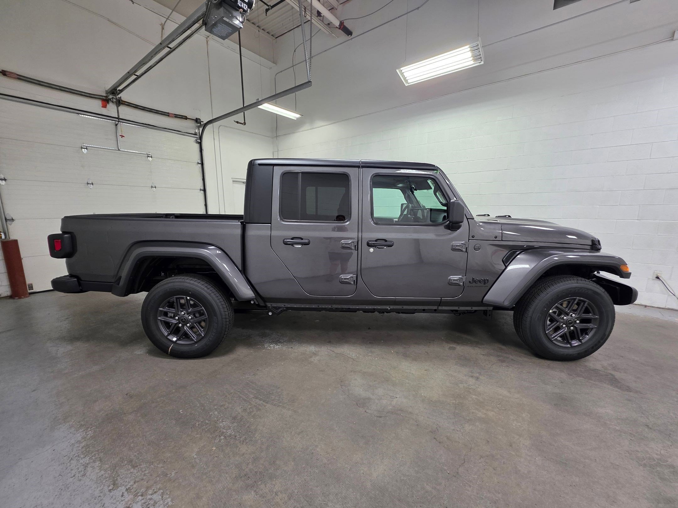 2025 Jeep Gladiator Sport S photo 2
