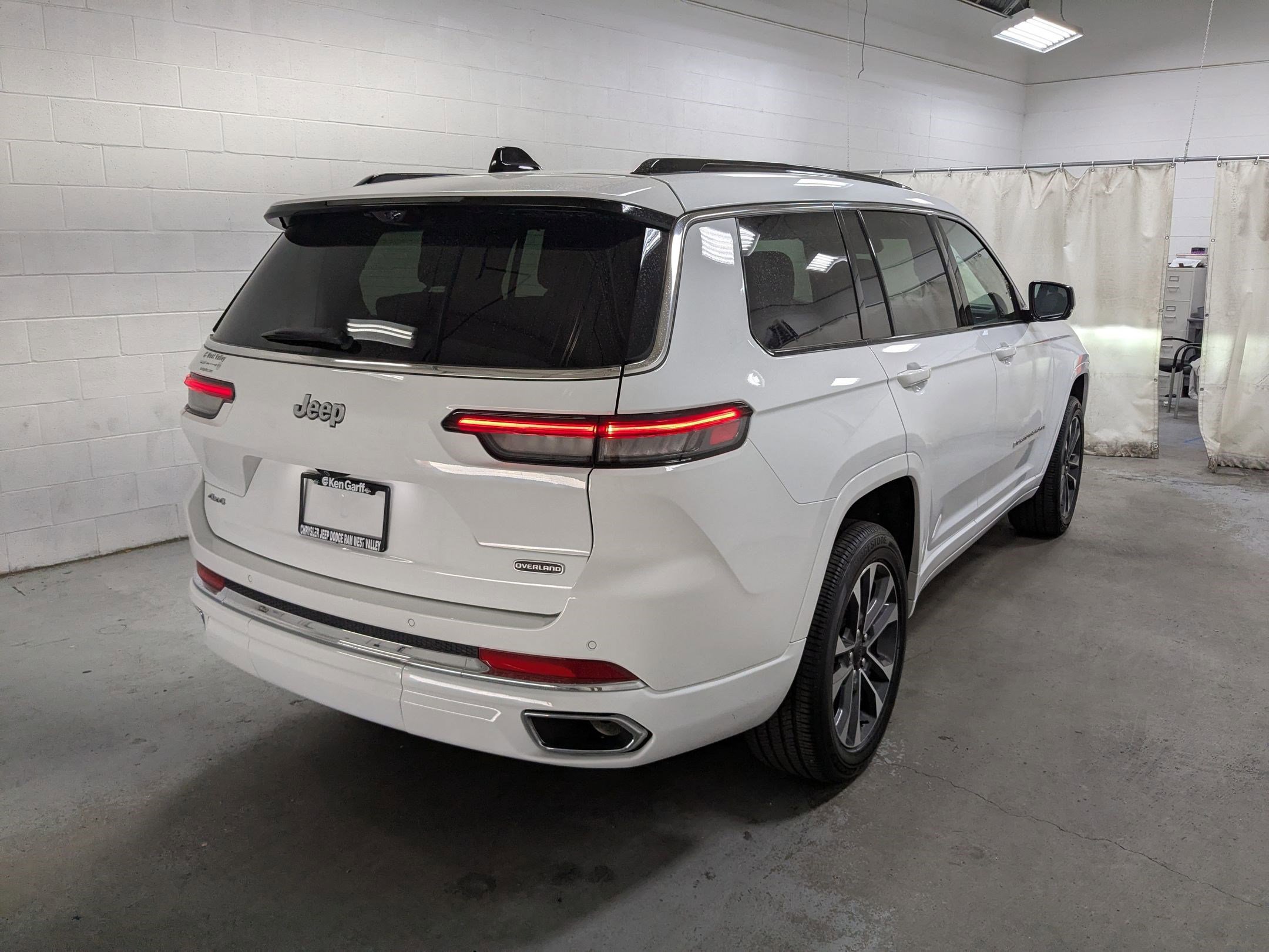 2024 Jeep Grand Cherokee Overland photo 3