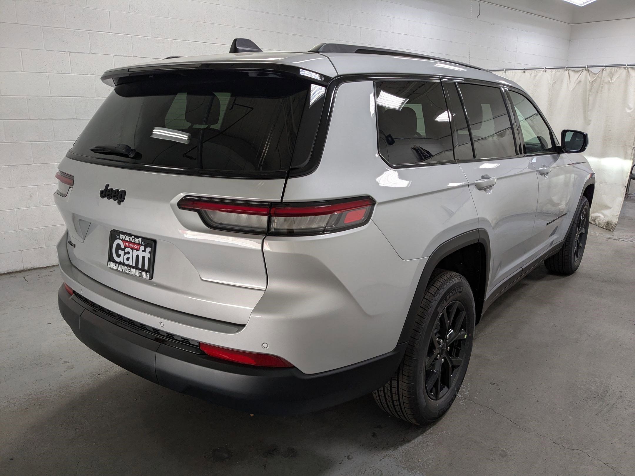 2025 Jeep Grand Cherokee Altitude photo 2