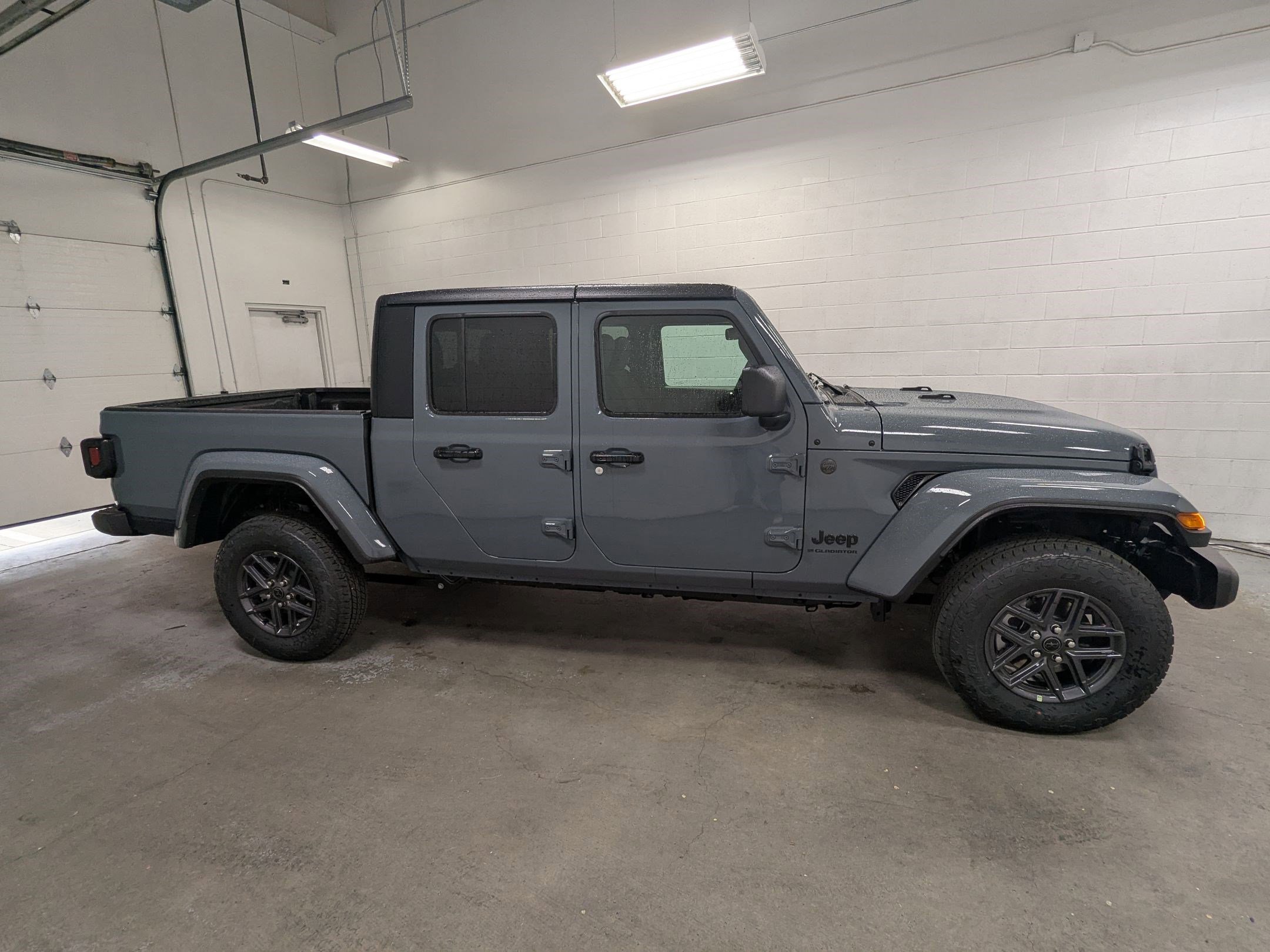 2025 Jeep Gladiator Sport S photo 2
