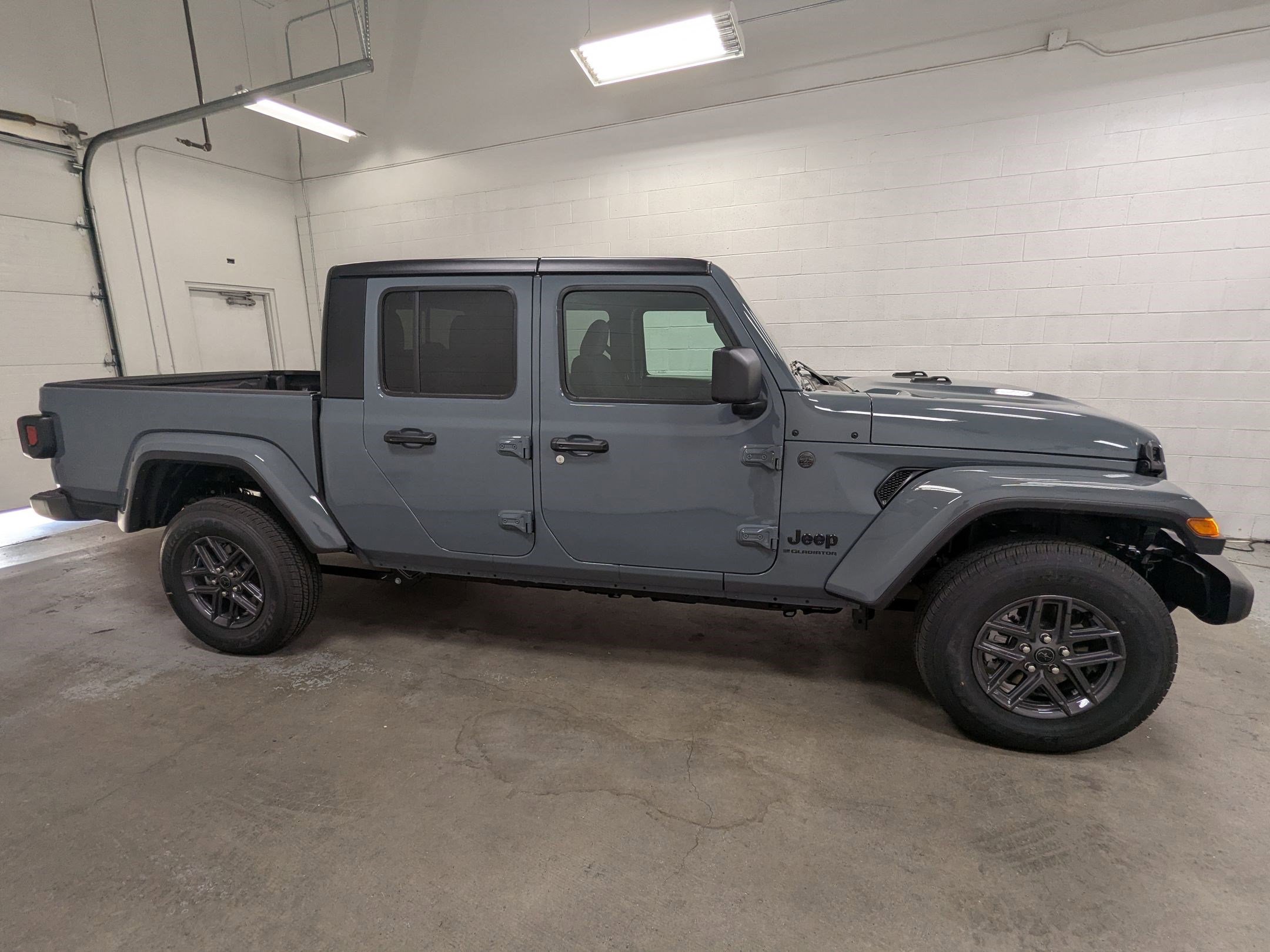 2025 Jeep Gladiator Sport S photo 2