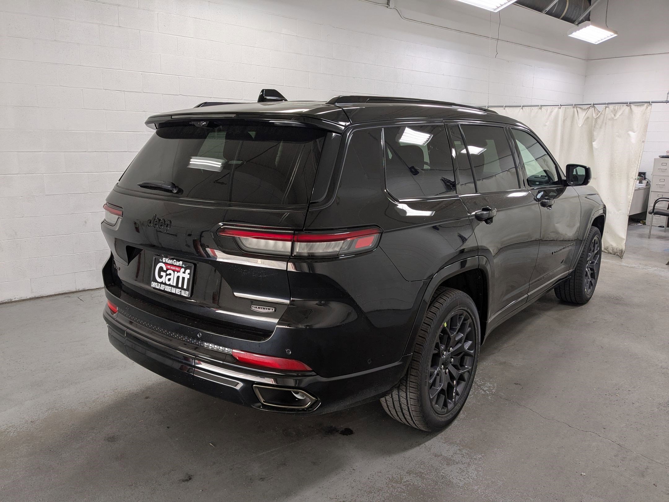 2025 Jeep Grand Cherokee L Summit photo 3