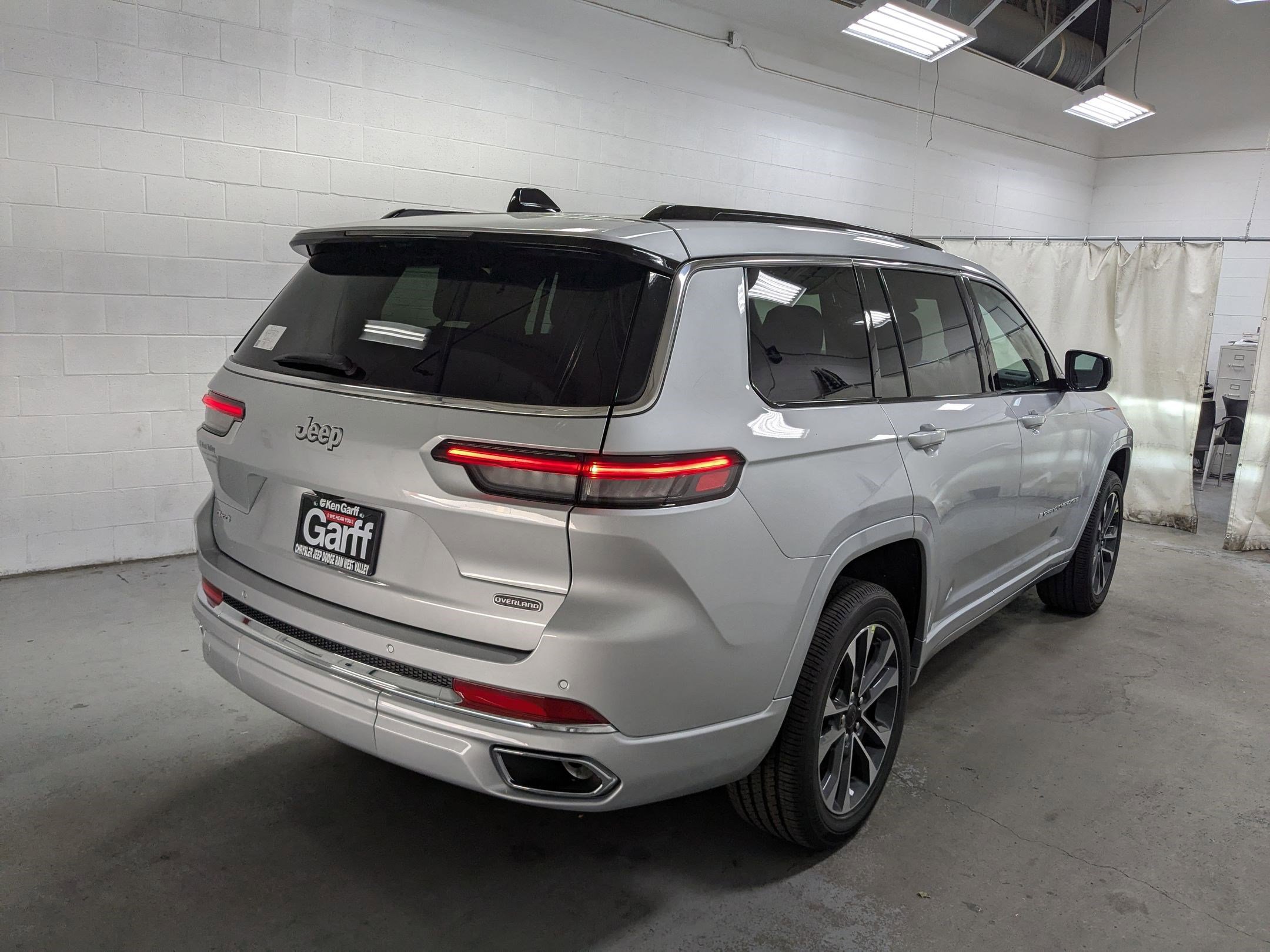 2025 Jeep Grand Cherokee Overland photo 2