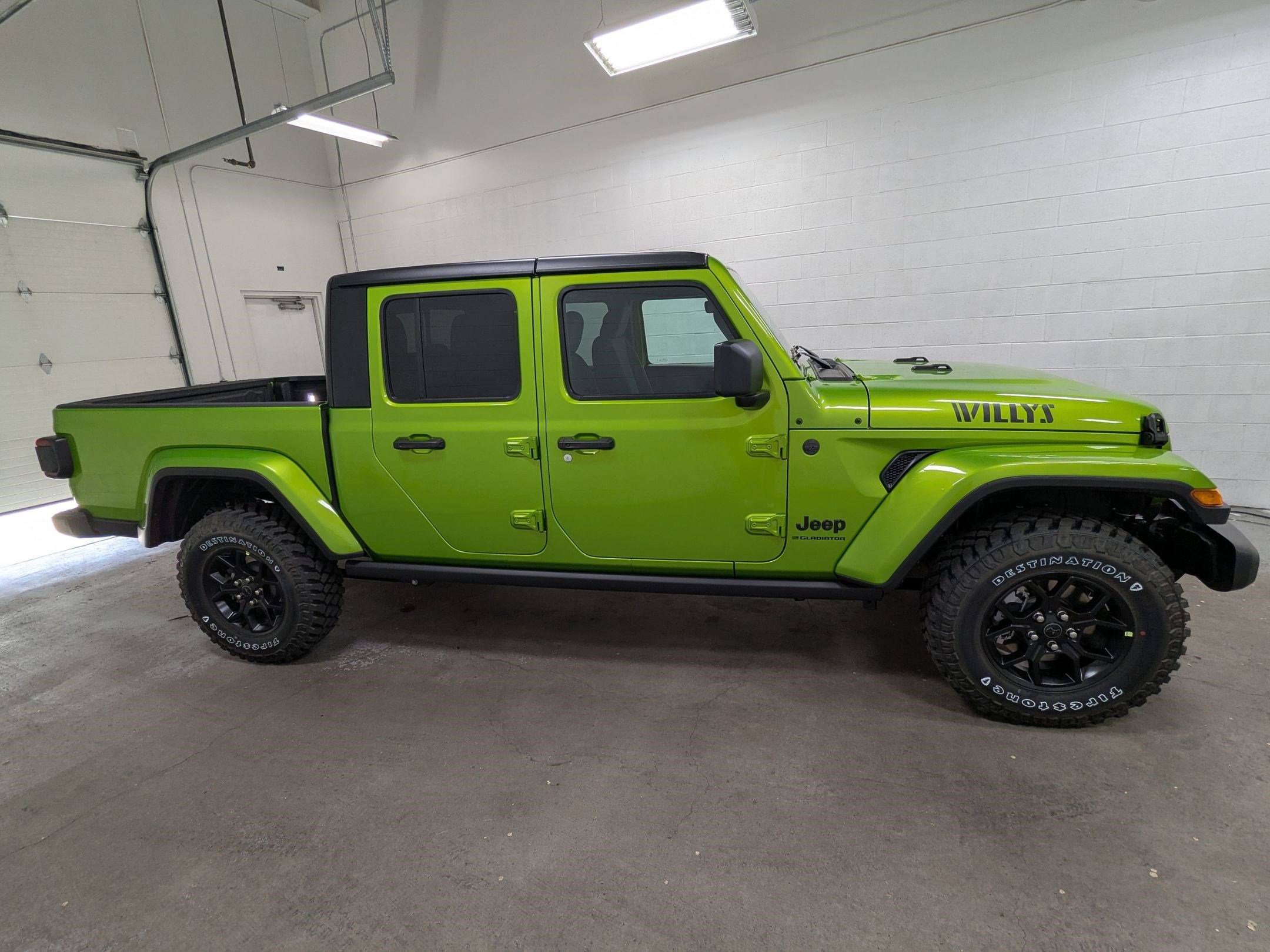 2025 Jeep Gladiator Willys photo 2