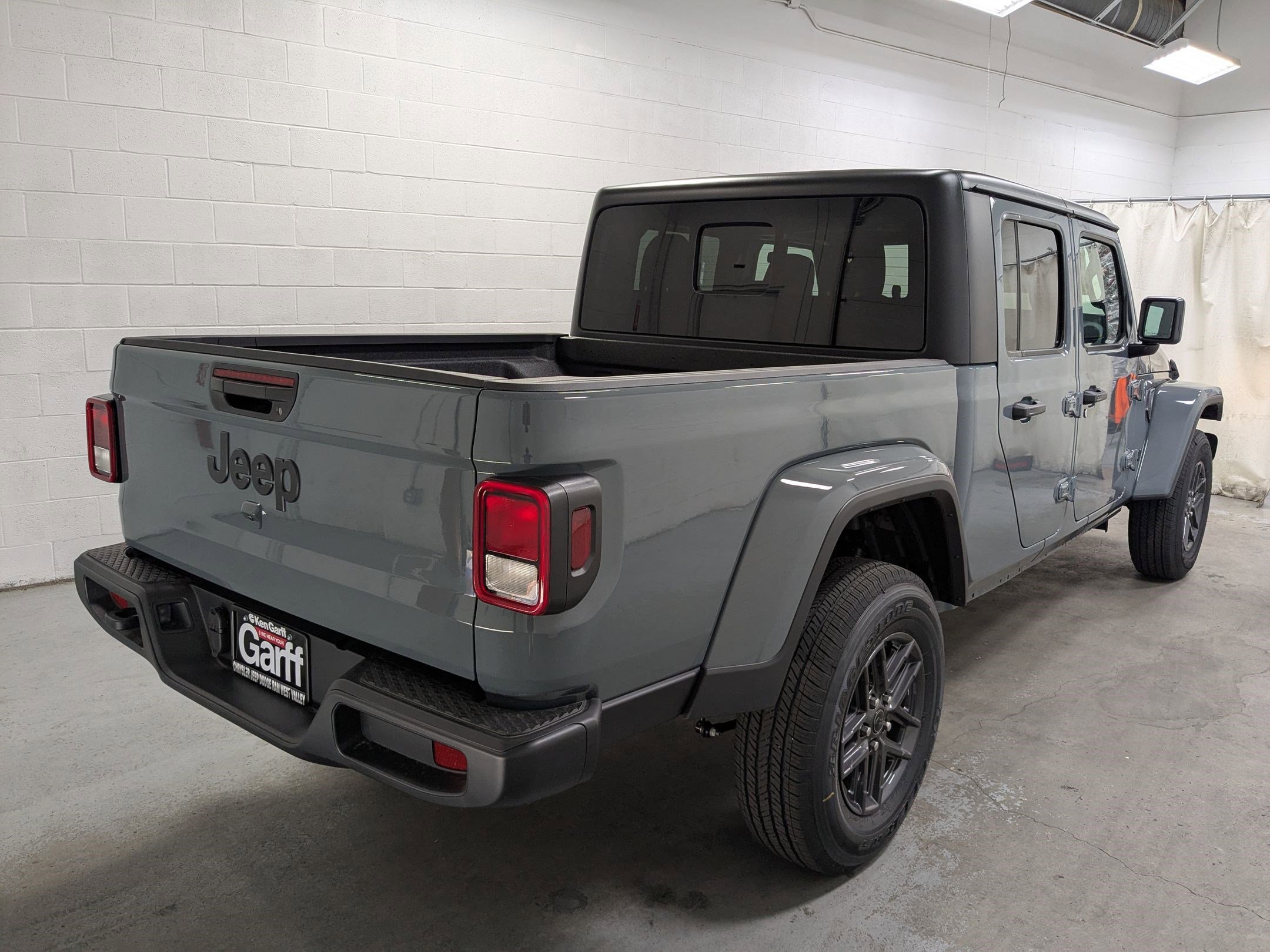 2025 Jeep Gladiator Sport S photo 3