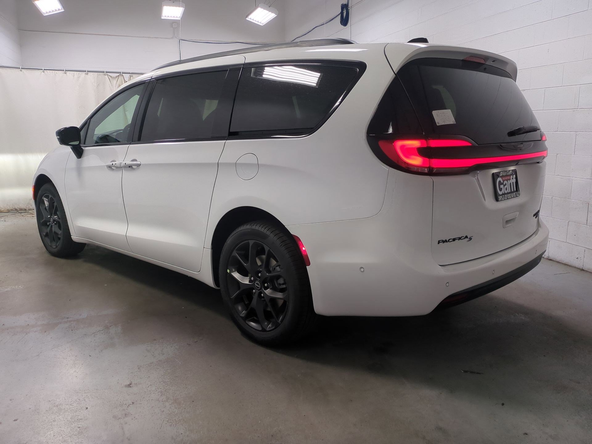 2025 Chrysler Pacifica Limited photo 4
