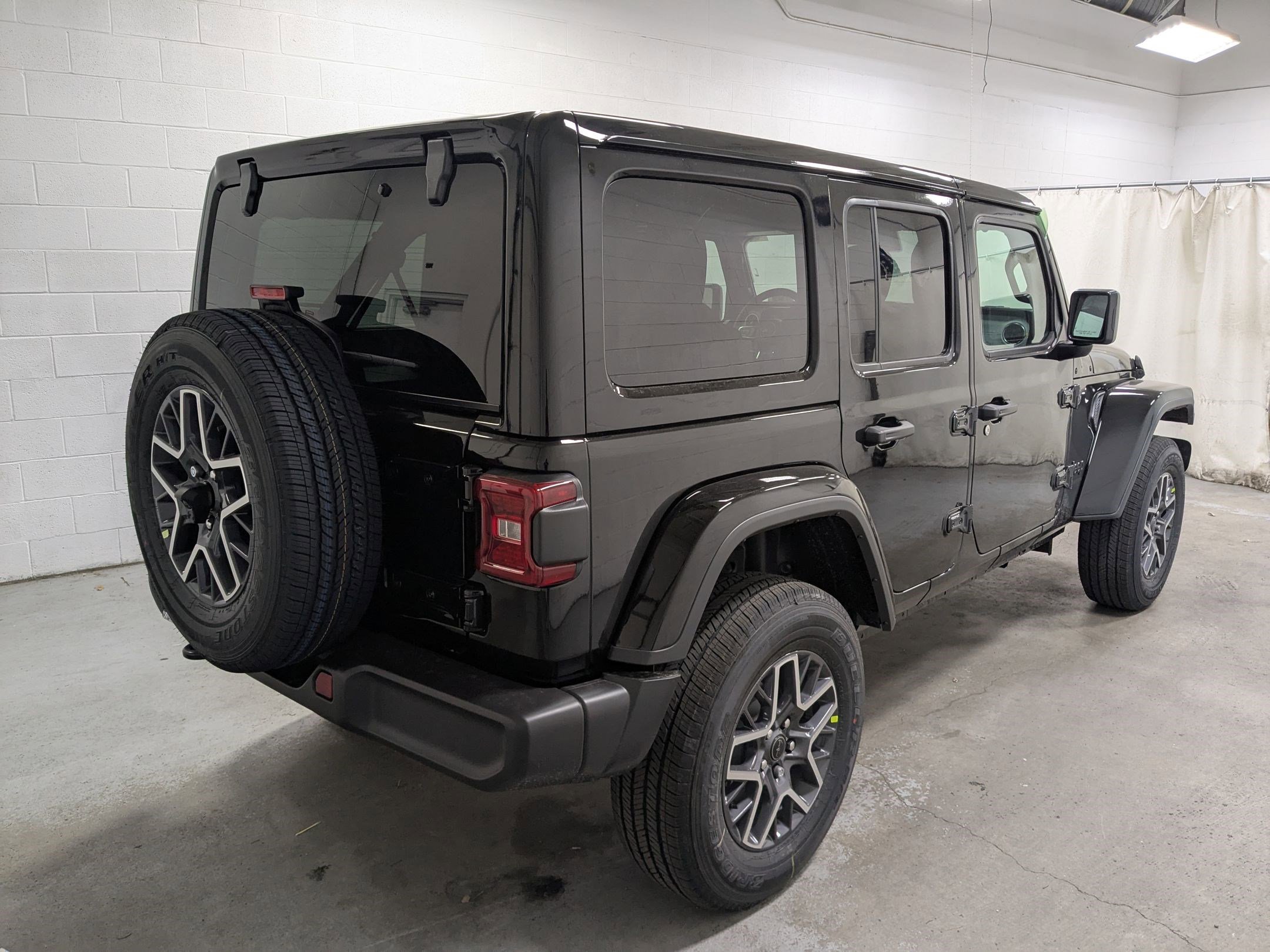 2025 Jeep Wrangler Sahara photo 2