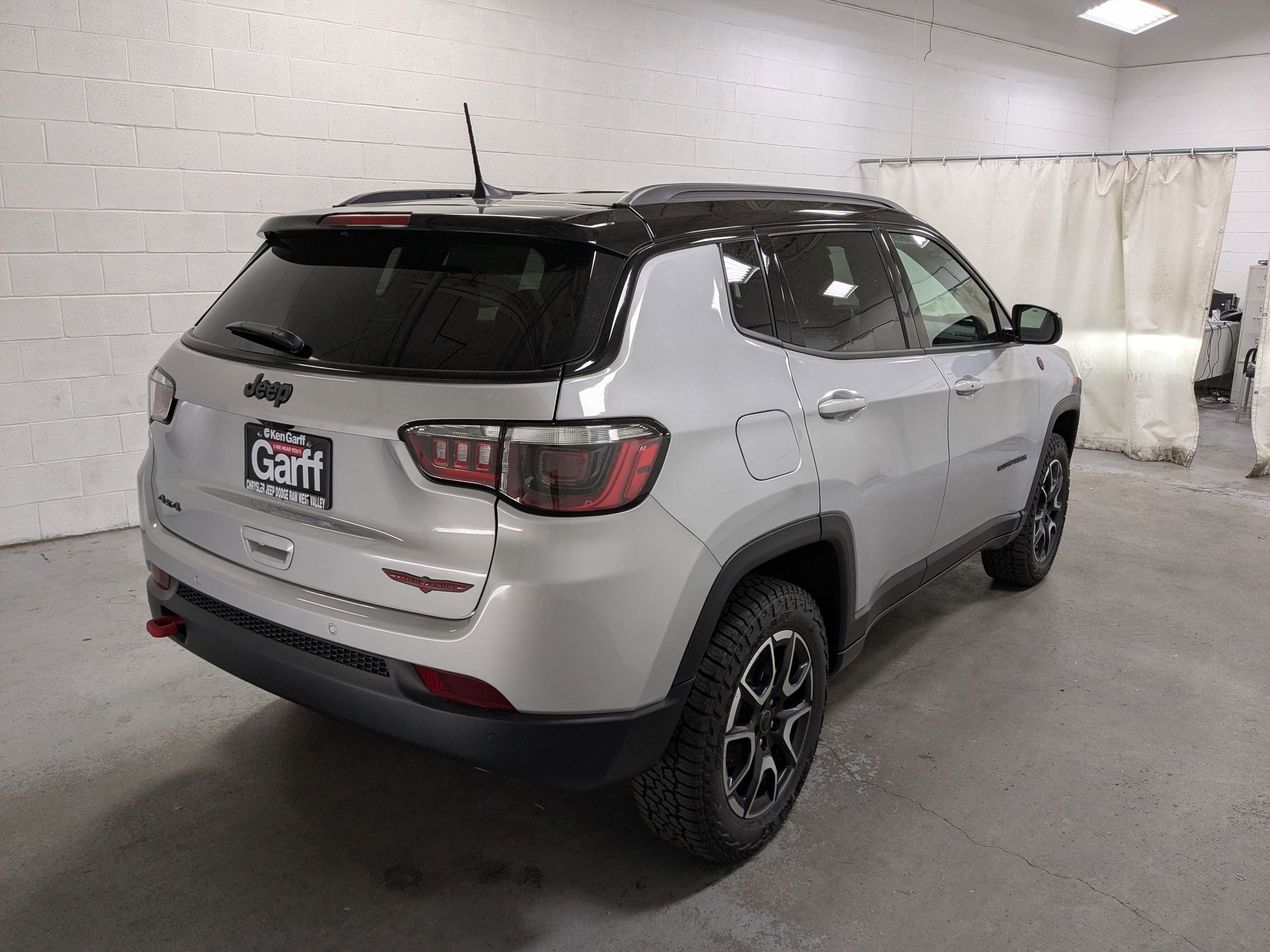 2025 Jeep Compass Trailhawk photo 2
