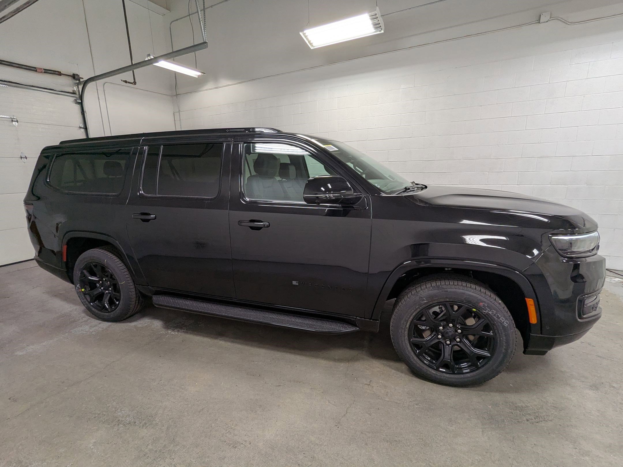 2025 Jeep Wagoneer L Series II Carbide photo 2