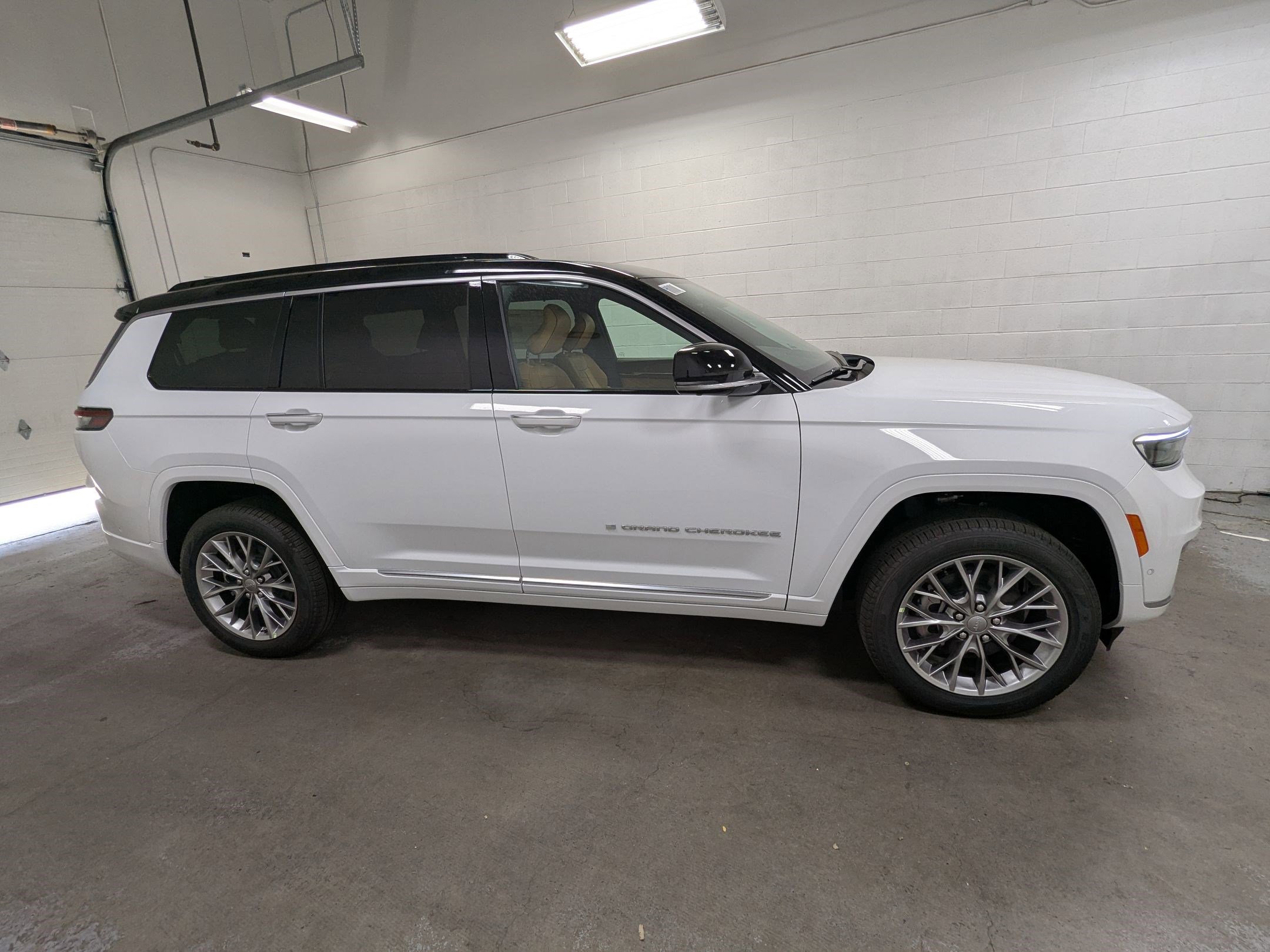 2025 Jeep Grand Cherokee L Summit photo 2