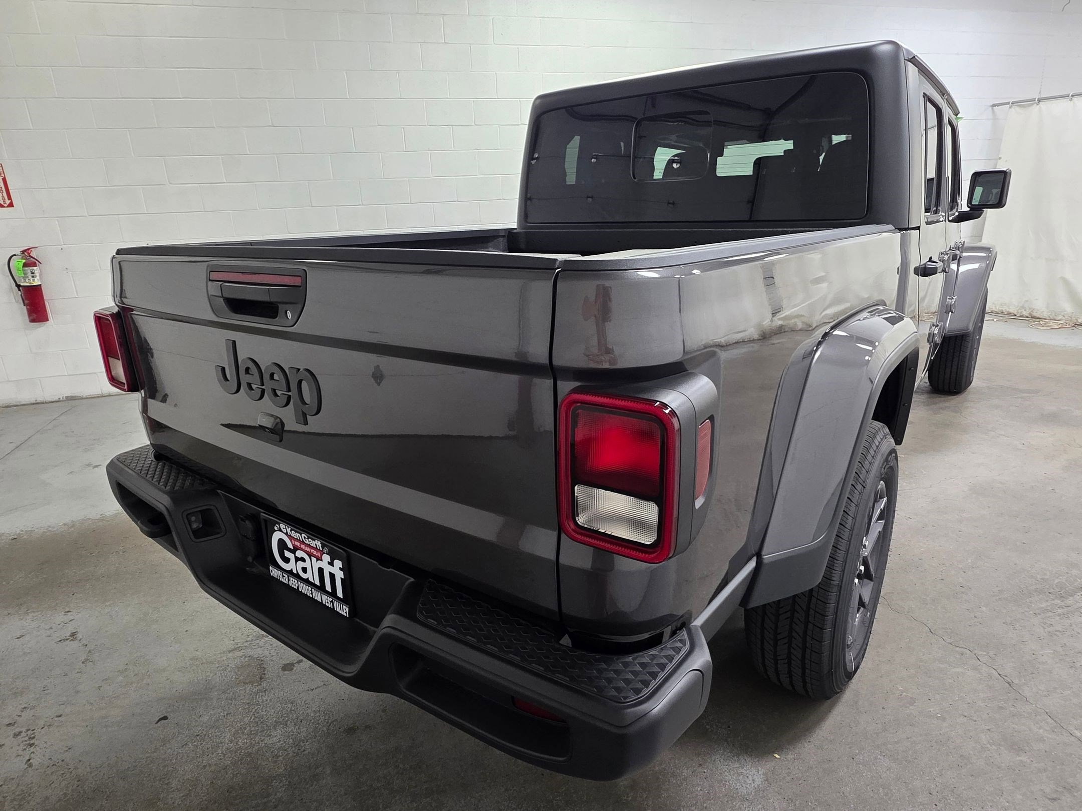 2025 Jeep Gladiator Sport S photo 3