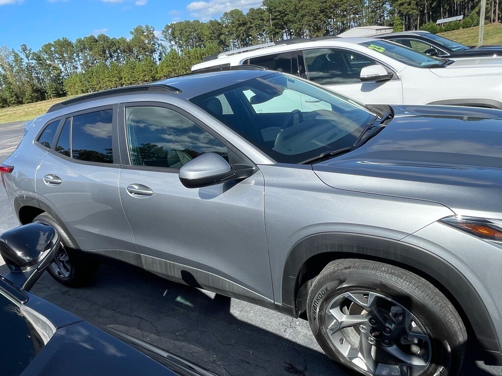 2024 Chevrolet Trax LT photo 2