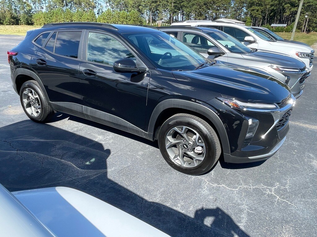 2024 Chevrolet Trax LT photo 3