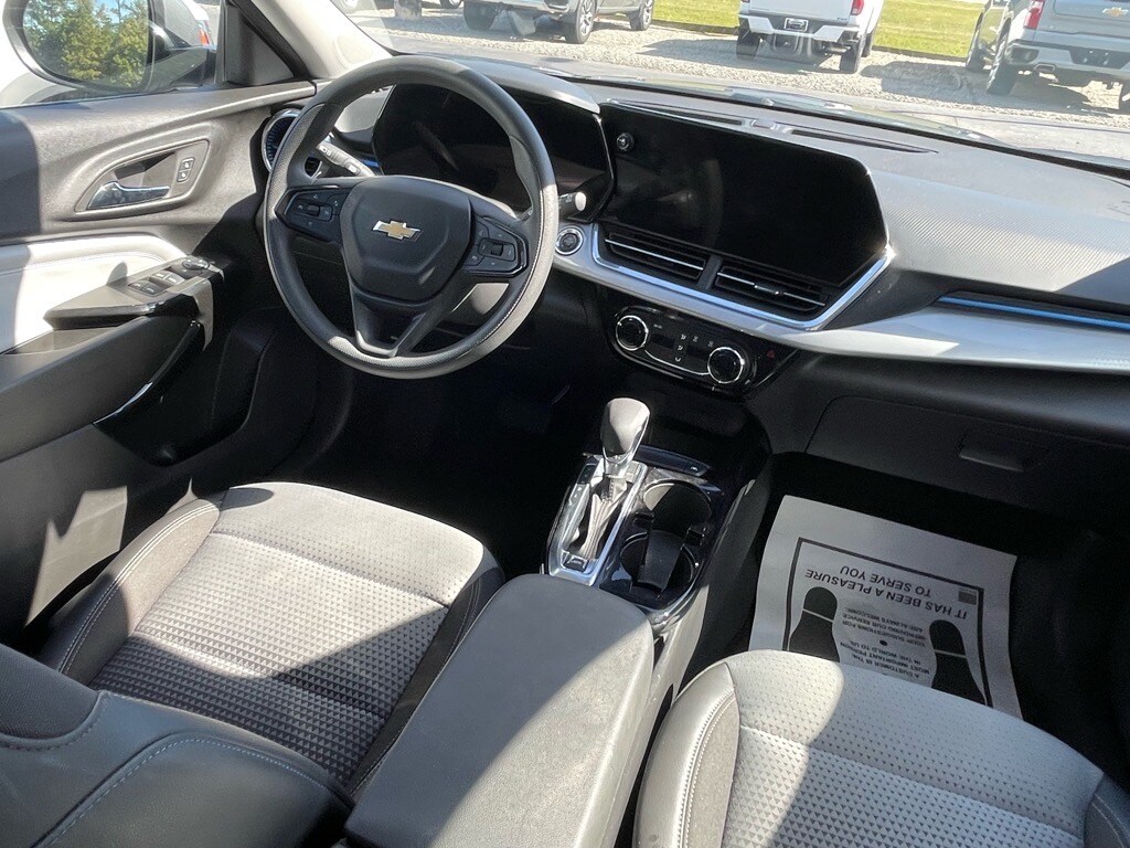2024 Chevrolet Trax LT photo 3