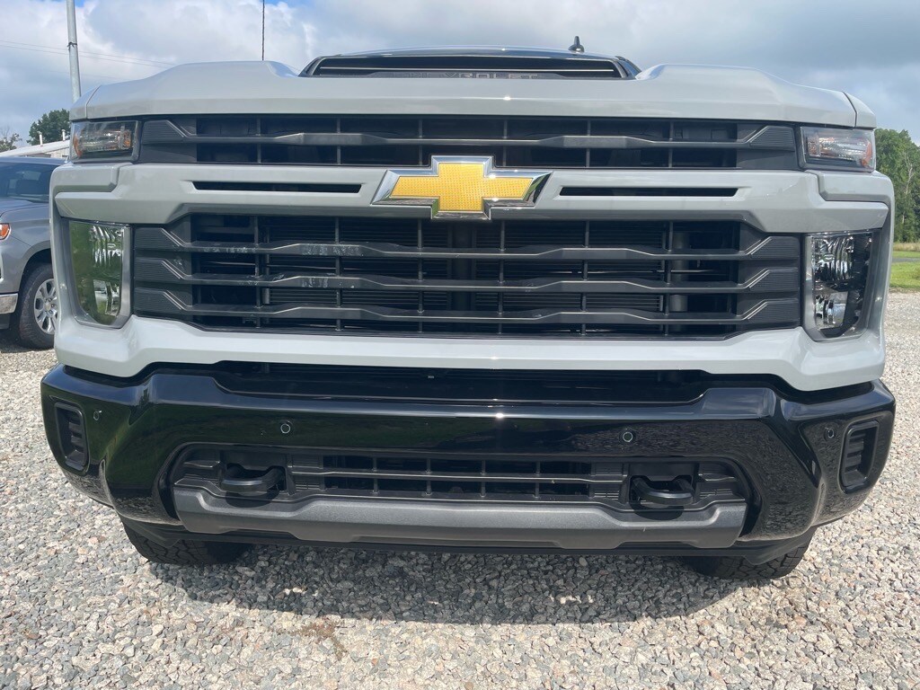 2025 Chevrolet Silverado 2500HD Custom photo 3