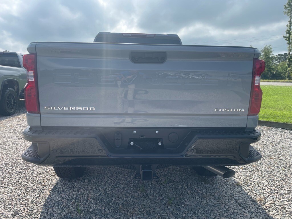 2025 Chevrolet Silverado 2500HD Custom photo 4