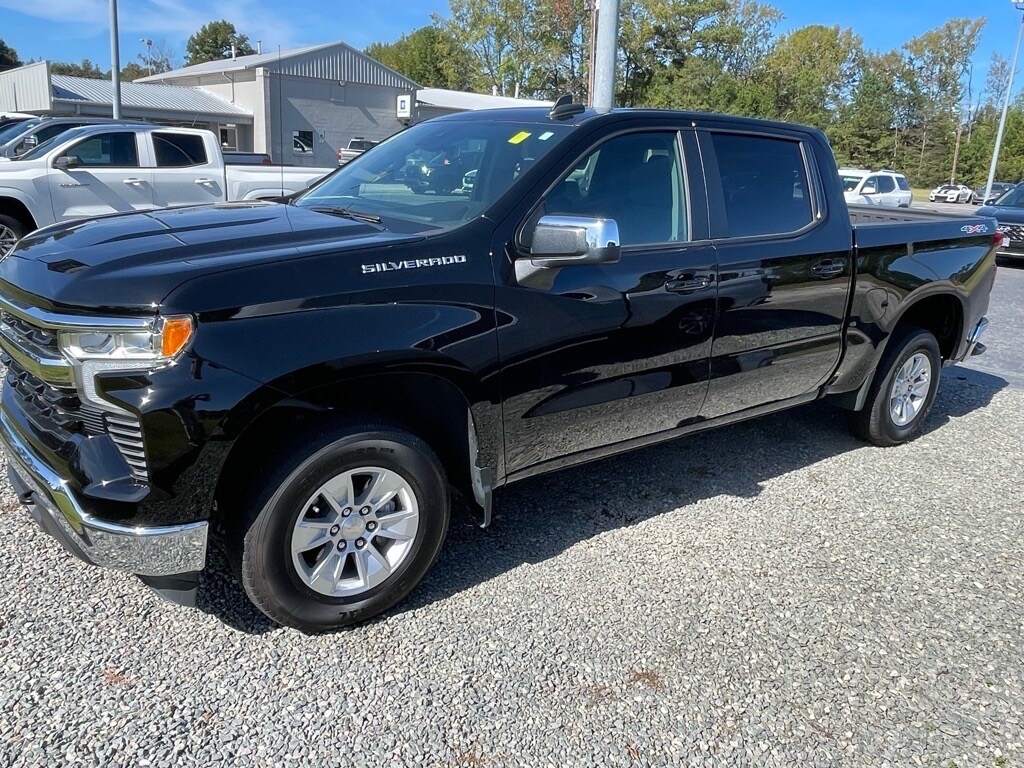 2023 Chevrolet Silverado 1500 photo 2