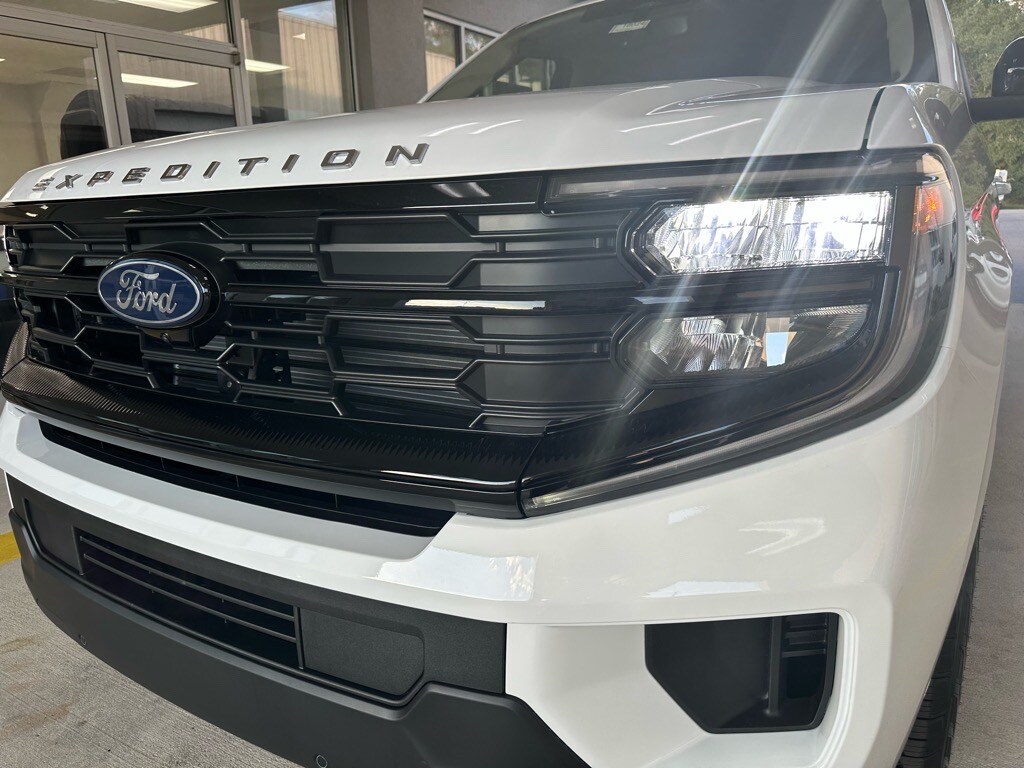 2025 Ford Expedition MAX photo 2