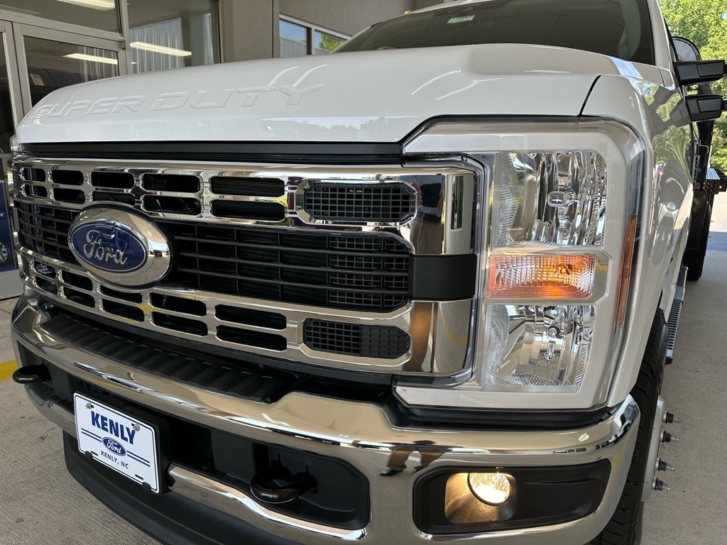 New 2025 Ford F-350 Super Duty 4x4 XL Crew DRW w/PJs 9 Western Pro 4x4 XL CREW DRW w/PJs 9 Western Pro