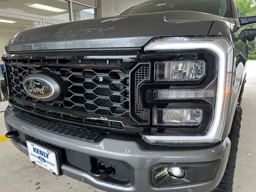 New 2025 Ford F-250 Super Duty Lariat 4x4 Lariat Crew Cab 6.8 ft. SB Pickup
