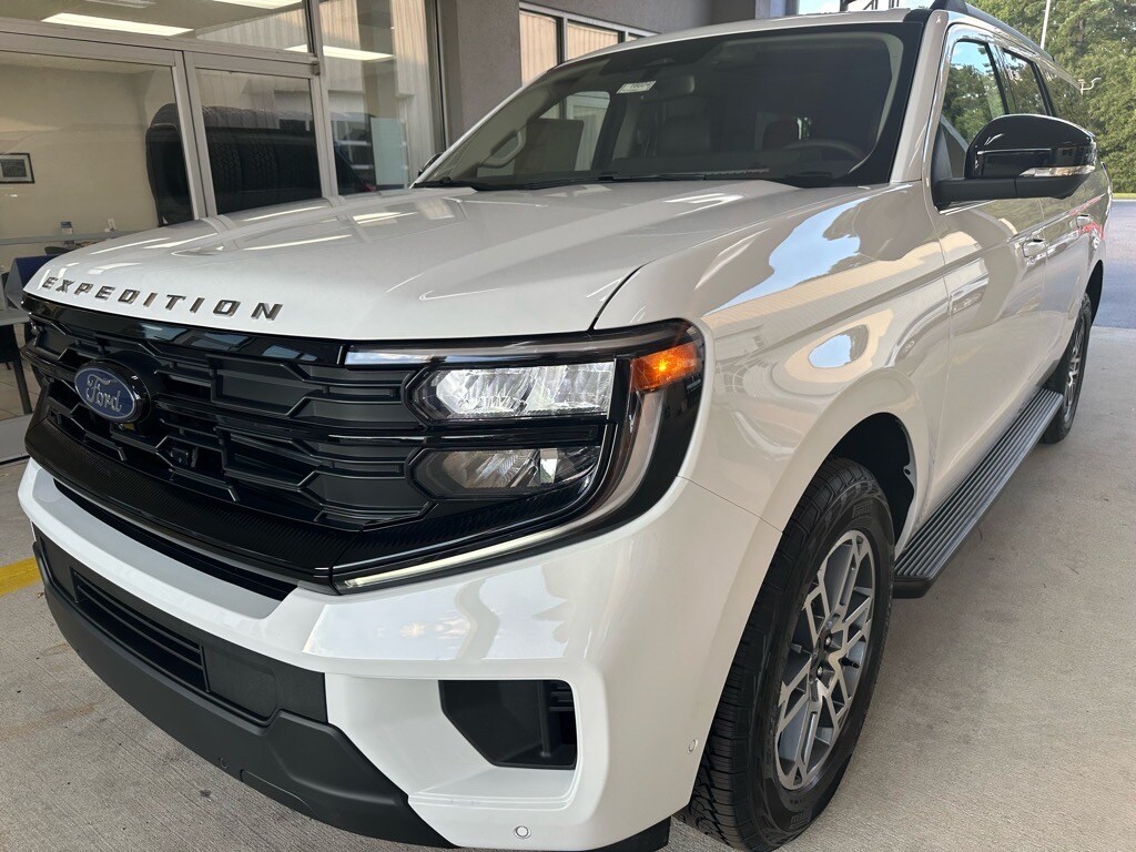 2025 Ford Expedition MAX photo 3