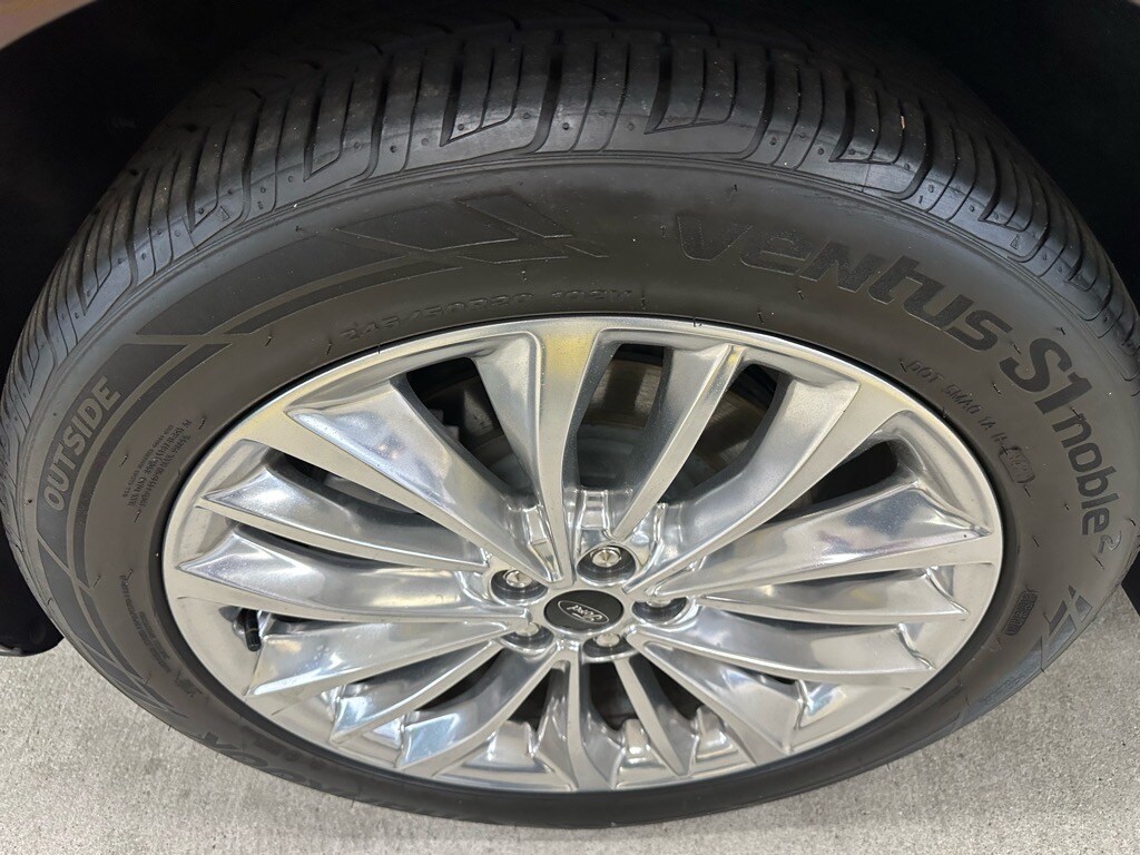 2024 Ford Edge Titanium photo 2