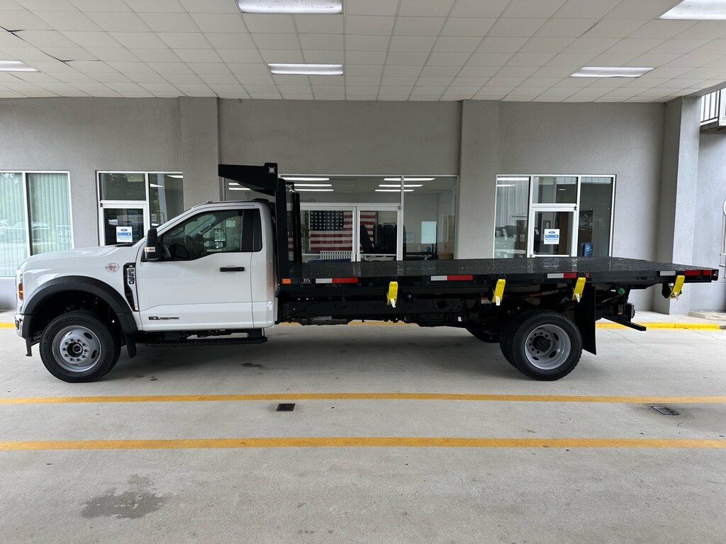 New 2026 Ford F-550 4x4 XL R/C w/PJs 16-ft Flatbed Scissor Lift w/PJs 16-ft FLATBED SCISSOR LIFT