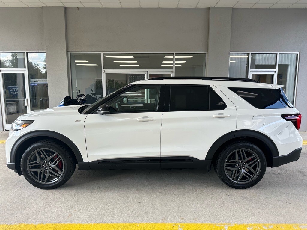2025 Ford Explorer ST-Line photo 2