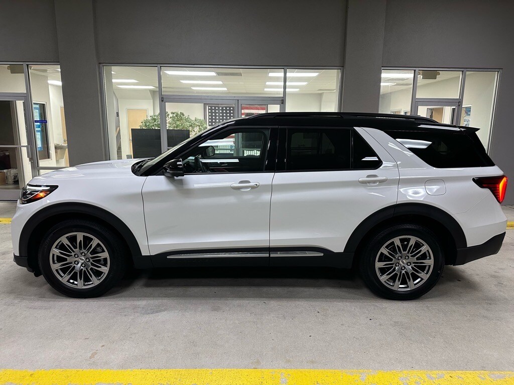 2025 Ford Explorer Platinum photo 2