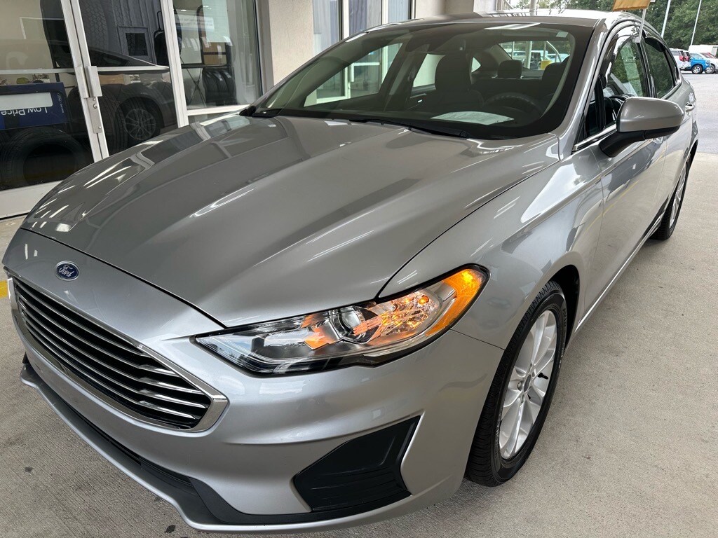 2020 Ford Fusion SE photo 2